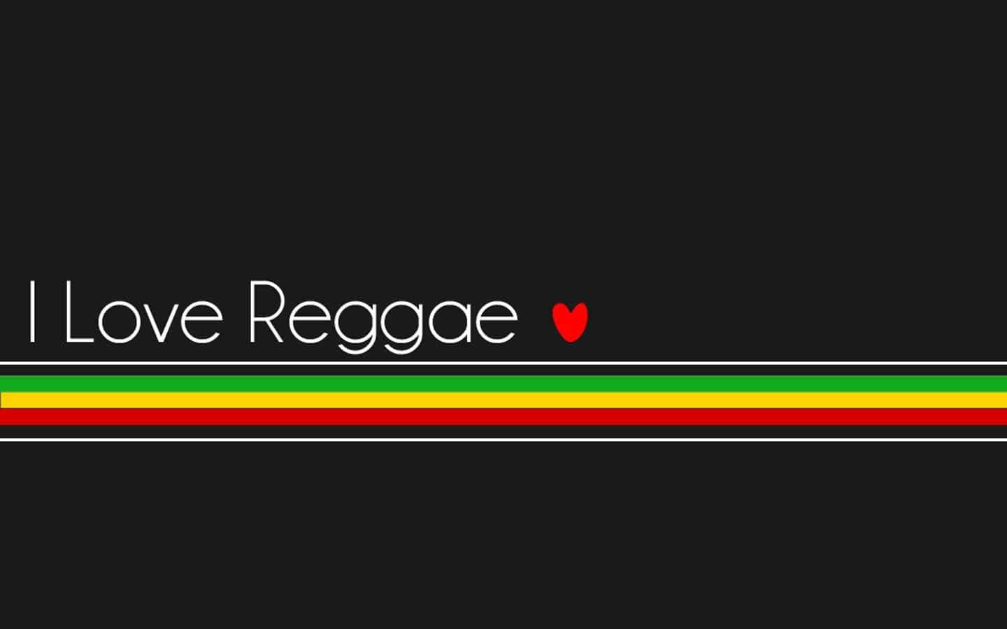 Reggae 桌布 壁紙 — 黑色背景，白色文字寫著 I Love Reggae，旁邊有一個紅色心形，上方有色彩繽紛的雷鬼條紋。