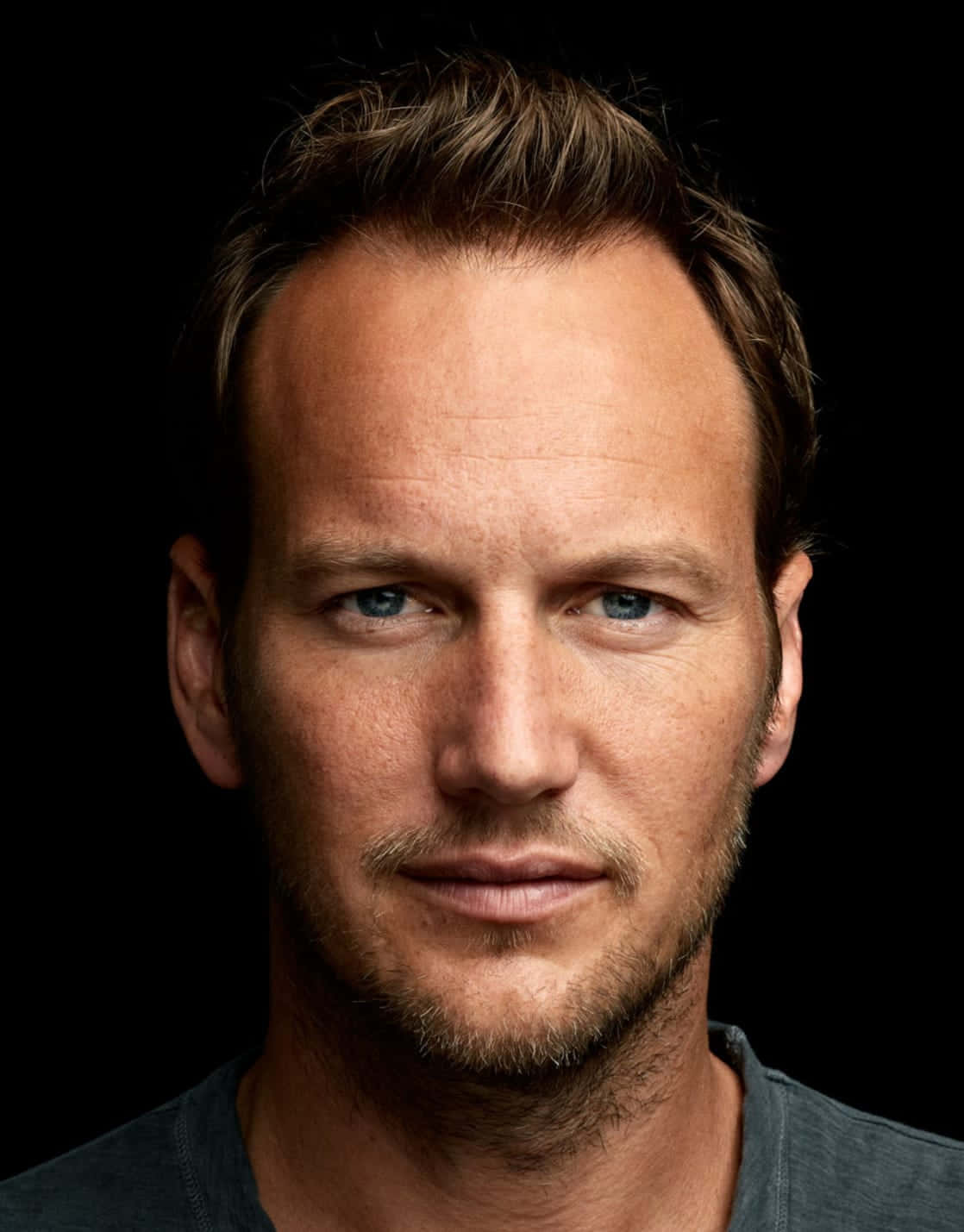 Patrick Wilson 桌布 壁紙 — 黑色背景上，一名藍眼睛、鬍渣男人的特寫肖像。