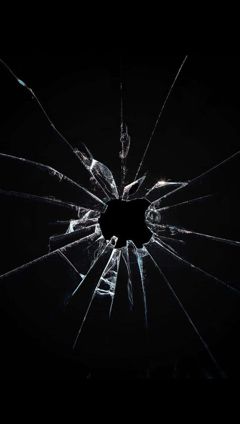 Broken Glass 桌布 壁紙 — 黑色背景上，一塊破碎的玻璃表面，從中央孔洞放射出尖銳裂紋。