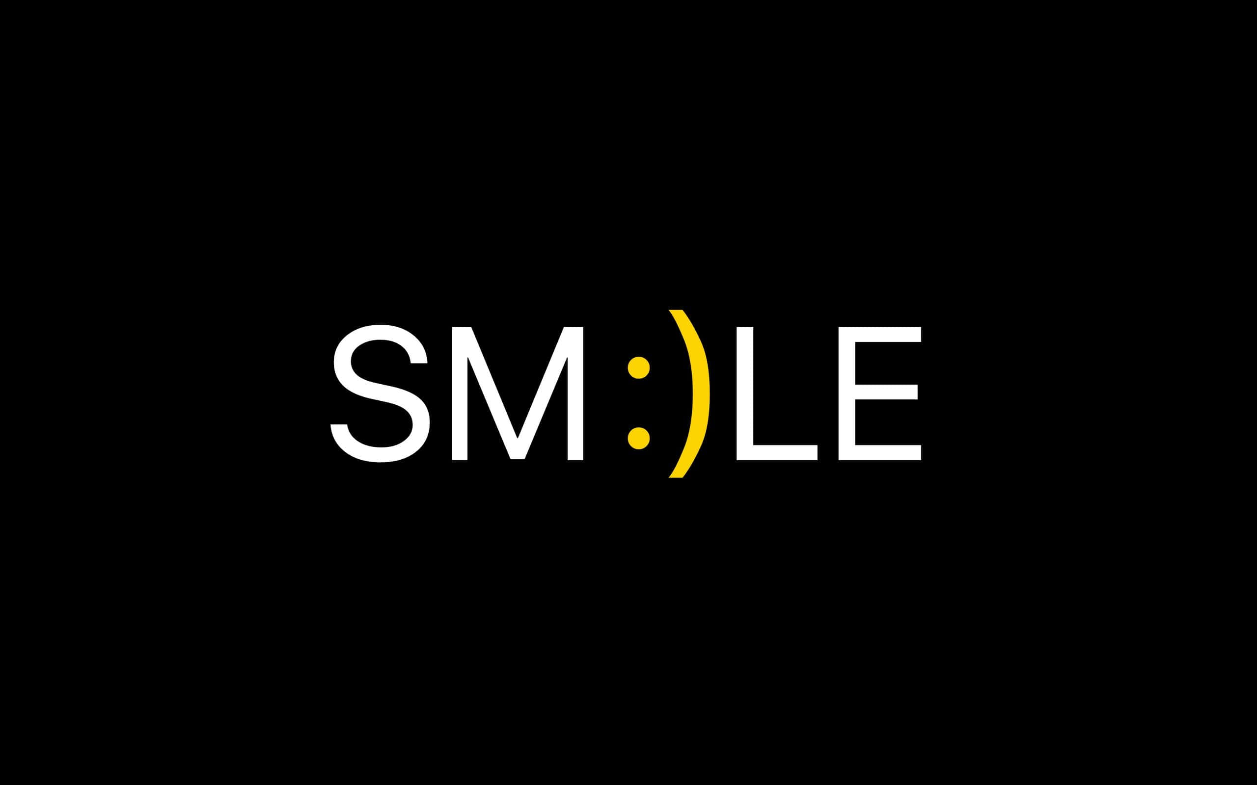 Cheerful 桌布 壁紙 — 黑色背景上，用黃色笑臉取代冒號和括號的「SMILE」字樣。