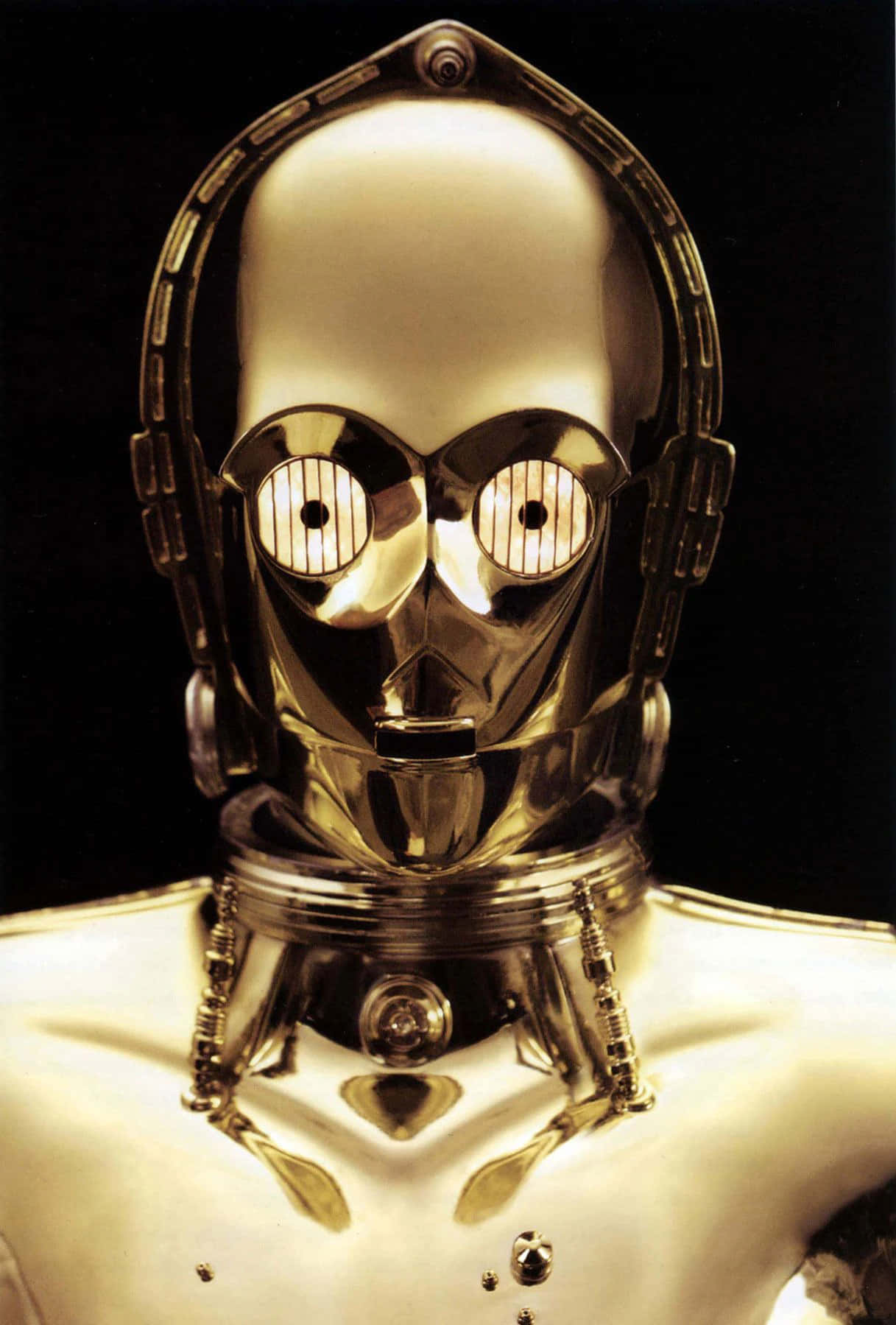 C-3po 桌布 壁紙 — 黑色背景上，閃亮金色機械人特寫，帶有發光條紋眼睛。