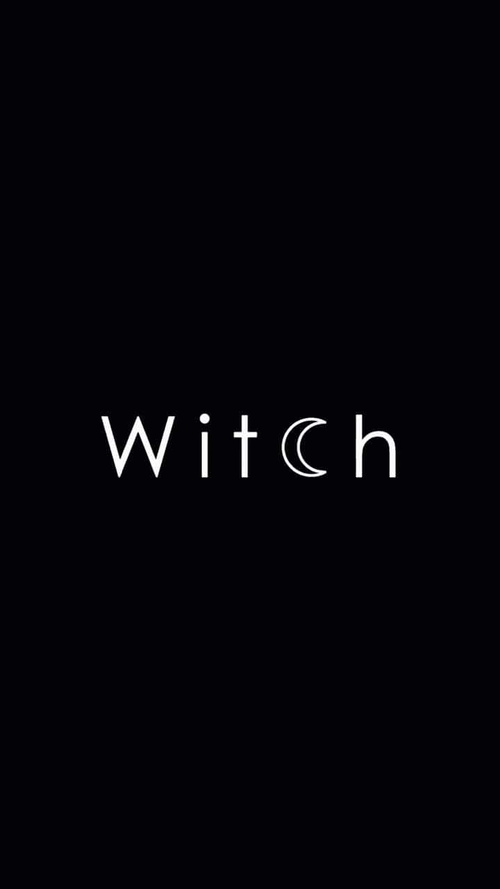 Witch Aesthetic 桌布 壁紙 — 黑色背景上以白色極簡字體書寫的「Witch」一詞，其中「C」被新月取代。