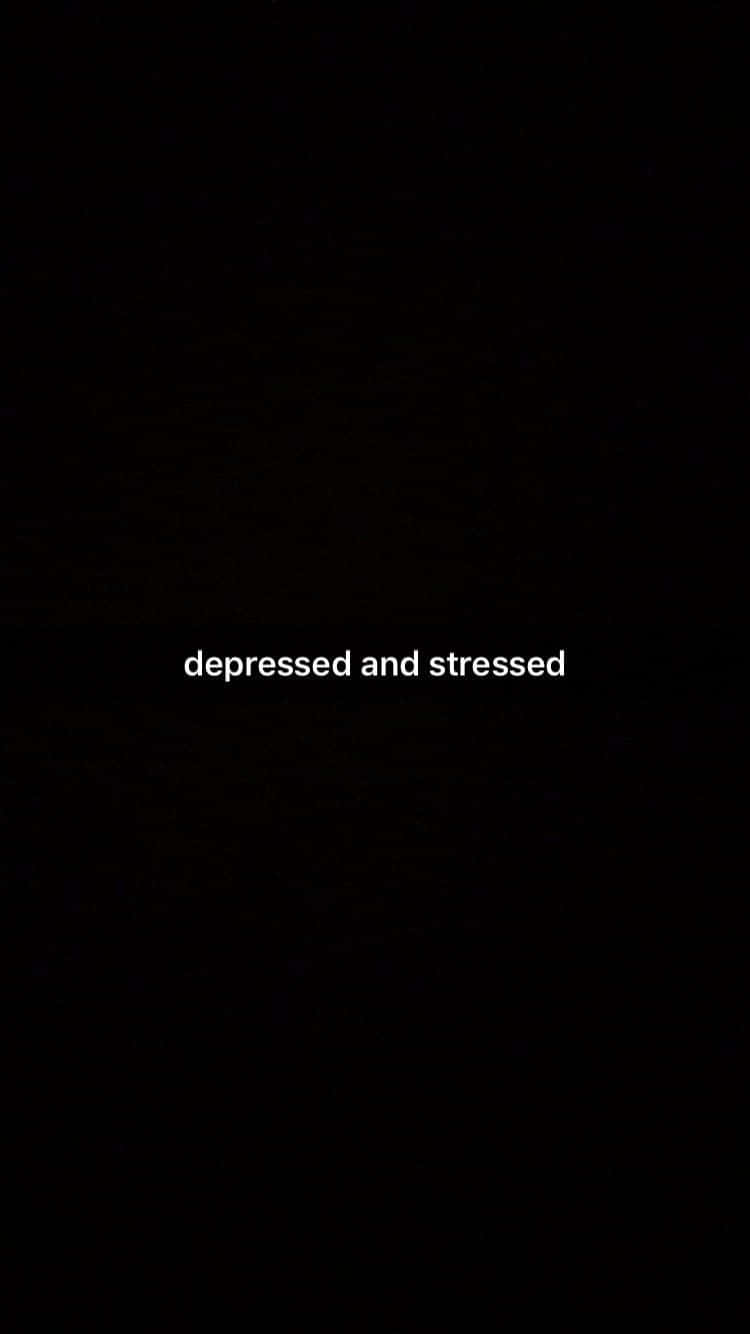 黑色背景上寫著「depressed」和「stressed」 壁紙
