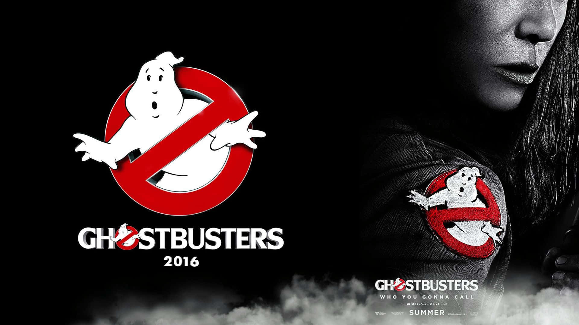 Ghostbusters 桌布 壁紙 — 黑色背景上展示了標誌性的捉鬼敢死隊標誌，旁邊有一位穿著捉鬼敢死隊外套的女性。