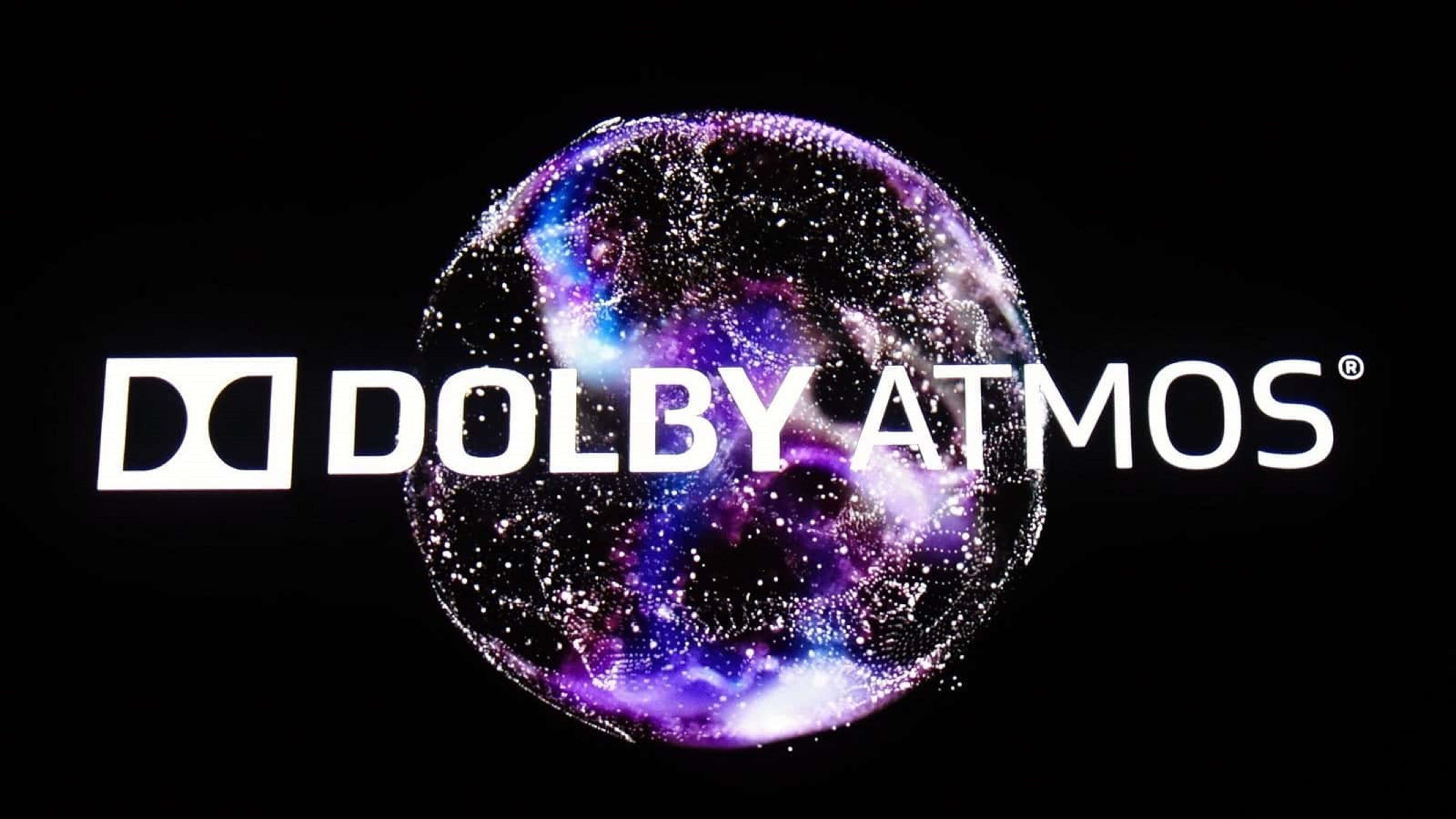 4K Dolby Vision 桌布 壁紙 — 黑色背景上帶有發光宇宙球體的Dolby Atmos標誌。
