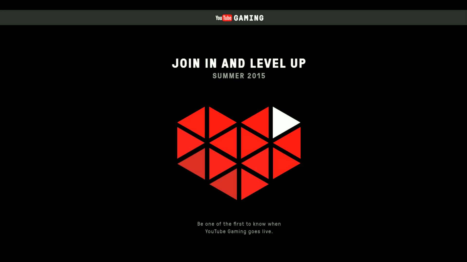 YouTube Gaming 桌布 壁紙 — 黑色背景上帶有白色YouTube Gaming文字和2015年夏季公告的醒目紅色幾何心形標誌。