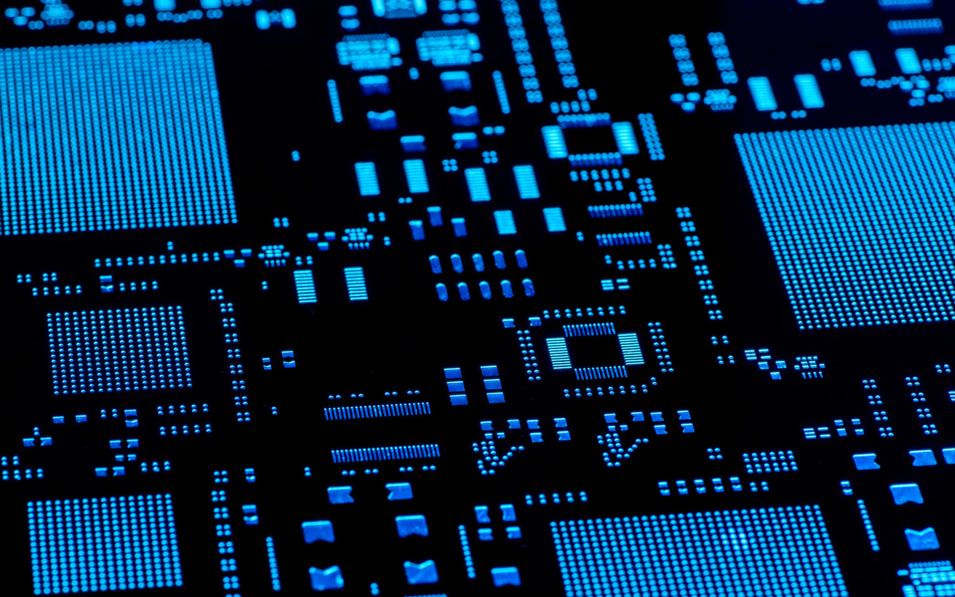 Motherboard 桌布 壁紙 — 黑色背景上帶有複雜數位圖案的發光藍色電路板特寫。
