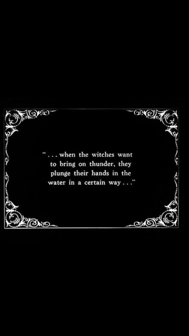 Witch Aesthetic 桌布 壁紙 — 黑色背景上有一個白色華麗框架，框住一句關於女巫將手浸入水中召喚雷電的引文。