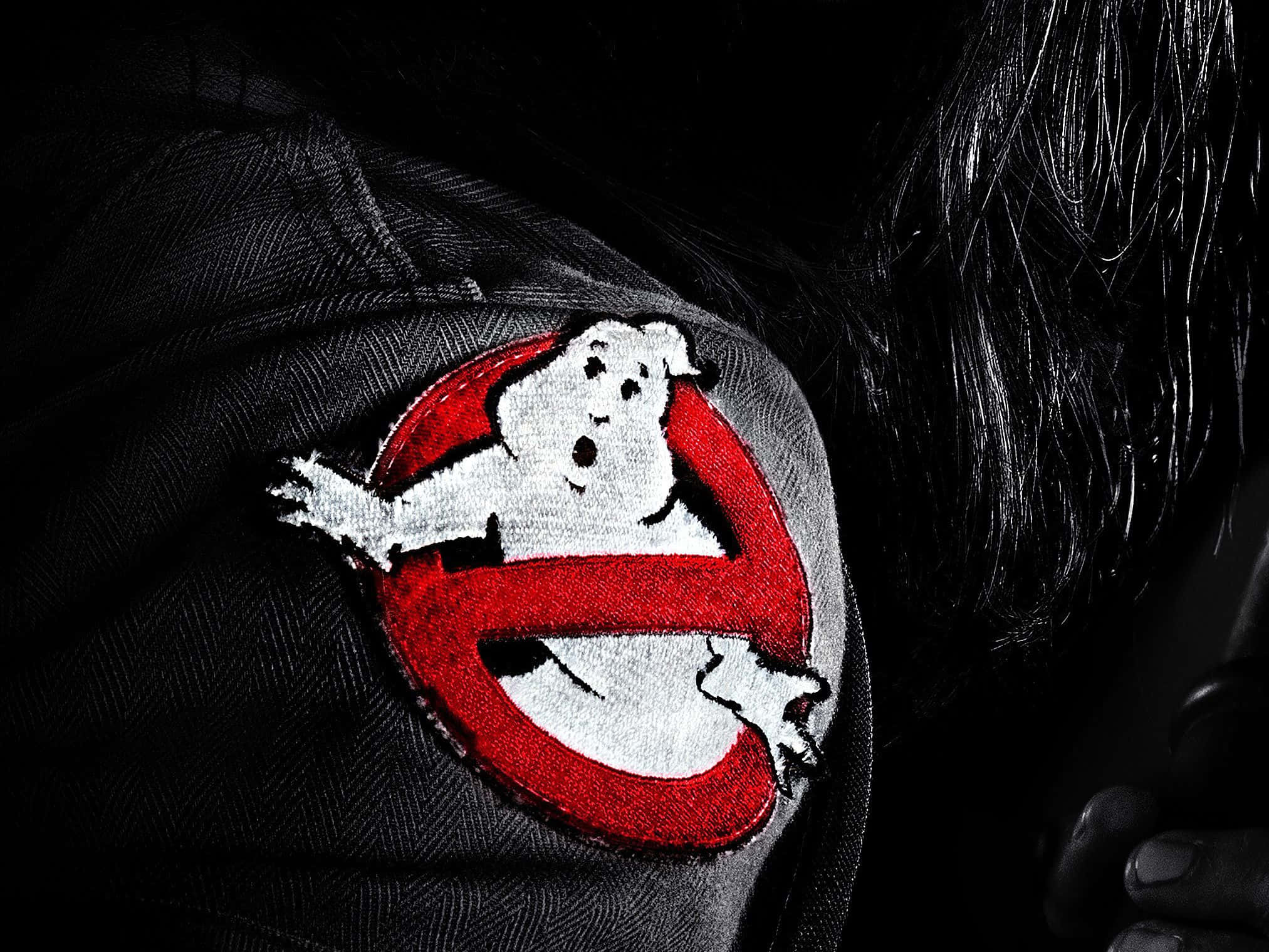 Ghostbusters 桌布 壁紙 — 黑色背景上深色牛仔外套的捉鬼敢死隊標誌補丁特寫。