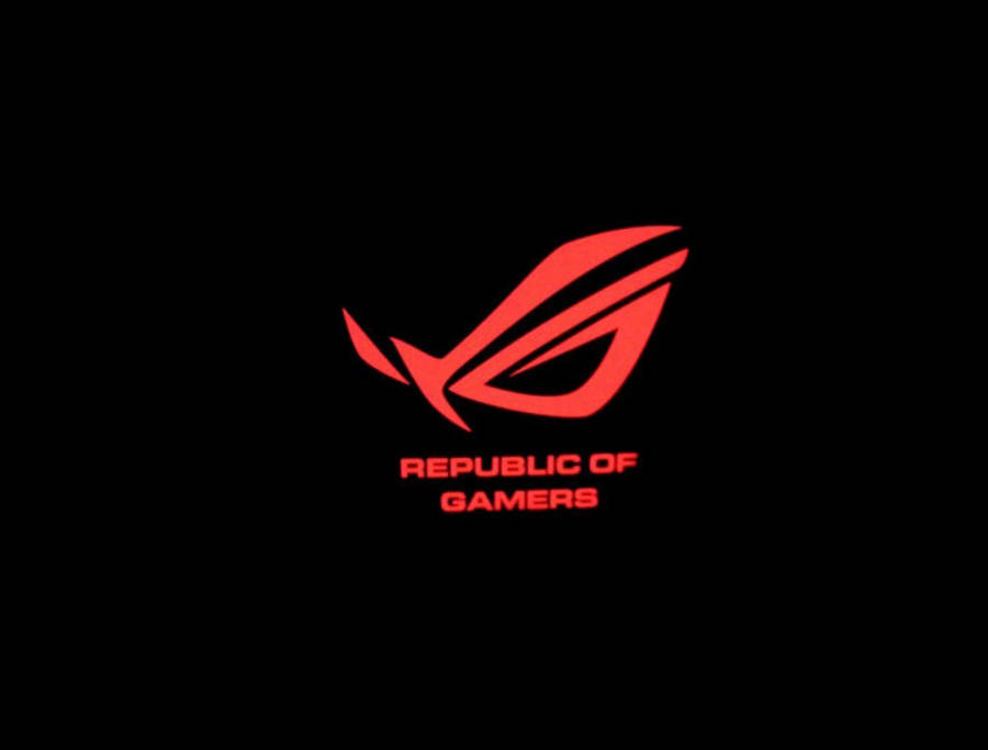 Black Desktop 桌布 壁紙 — 黑色背景上發光的紅色 ROG 標誌和文字。