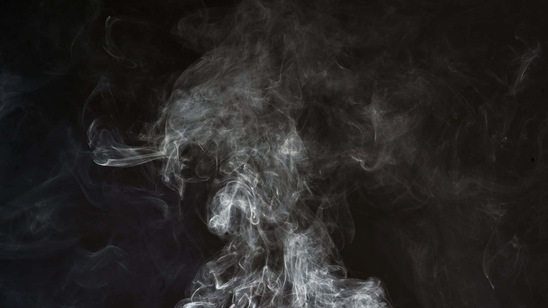 黑色背景上的煙霧 壁紙