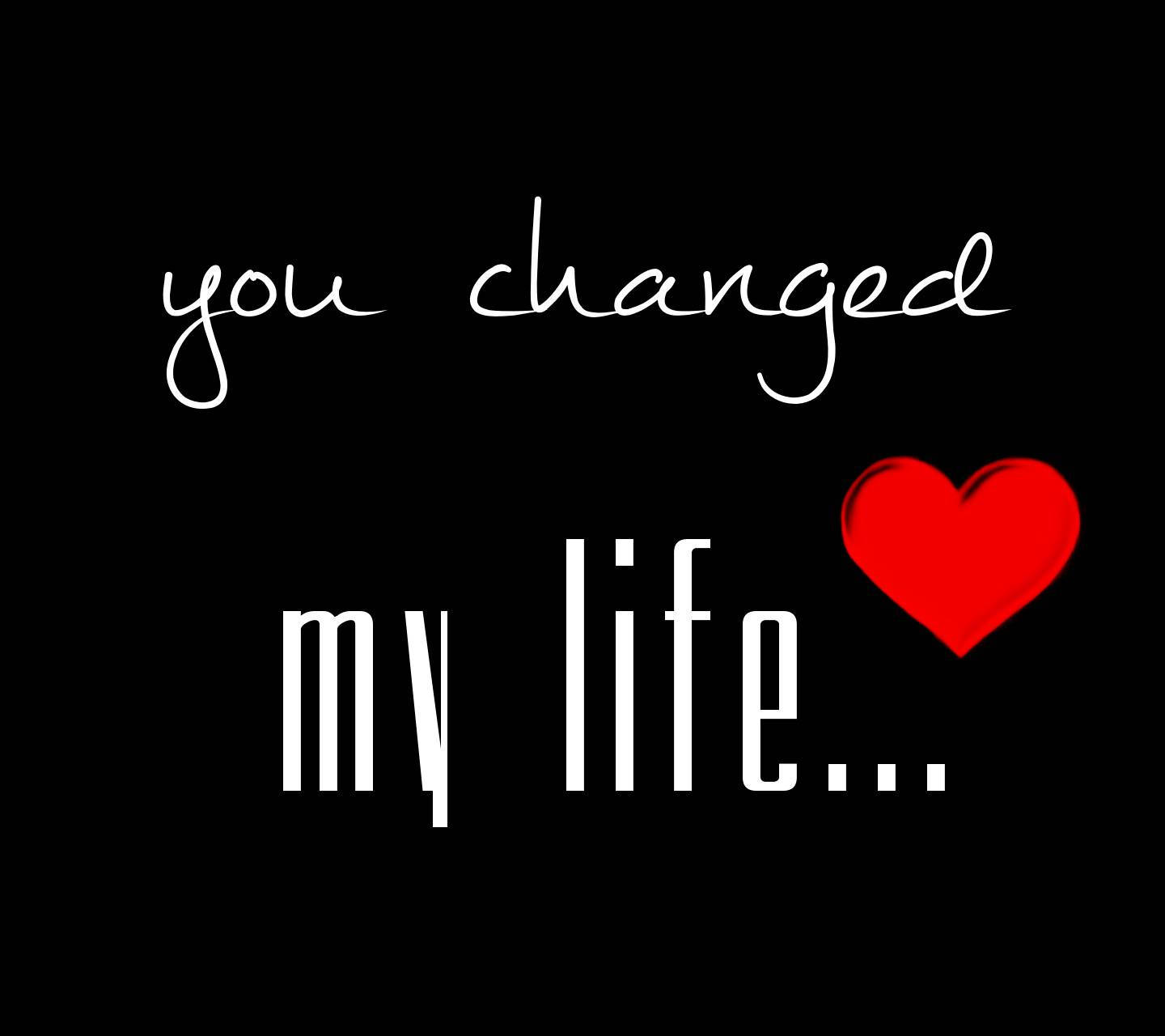 Love Quotes 桌布 壁紙 — 黑色背景上的白色草書和方塊字體文字顯示你改變了我的人生，附有一個紅色心形。