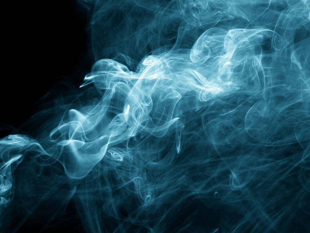 藍色煙霧在黑暗中飄散，帶有發光的高光