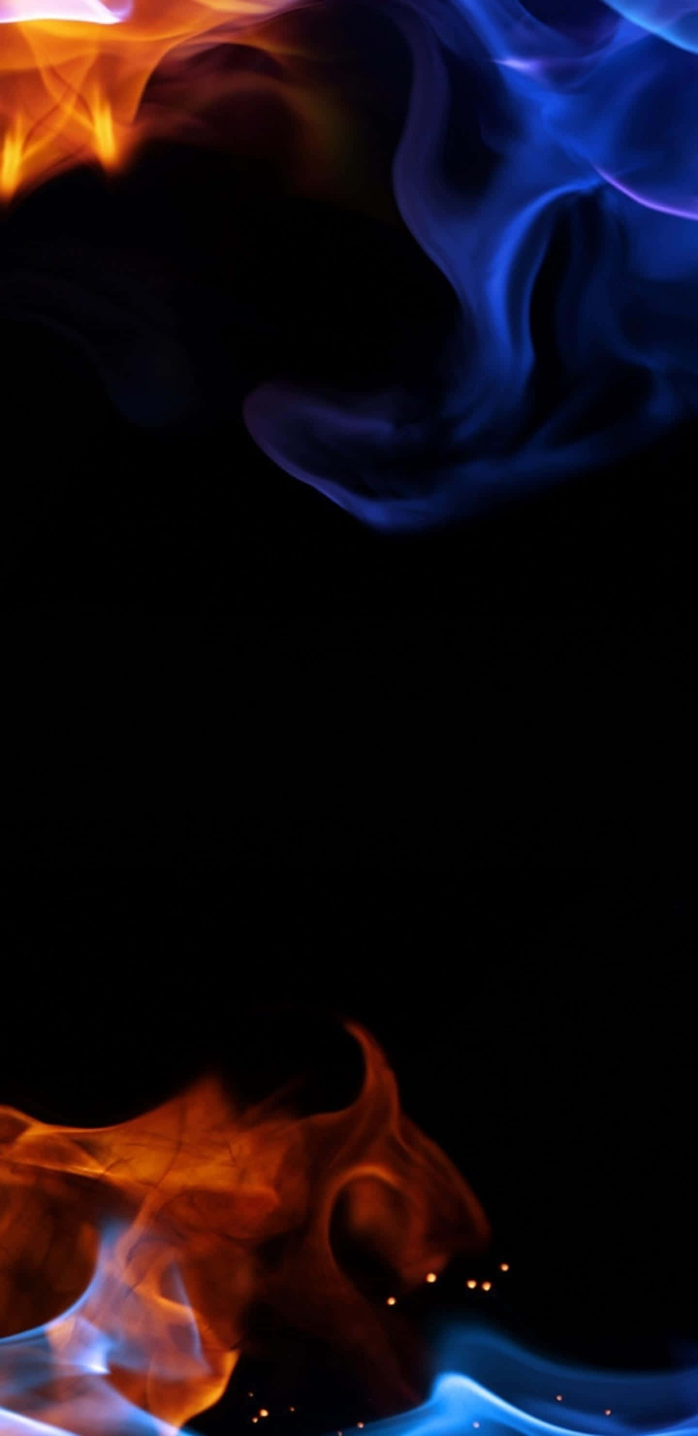 黑色背景上的藍橙火焰 壁紙 — 充滿活力的橙色和藍色火焰在純黑色背景上動態旋轉，營造出戲劇性的抽象構圖。