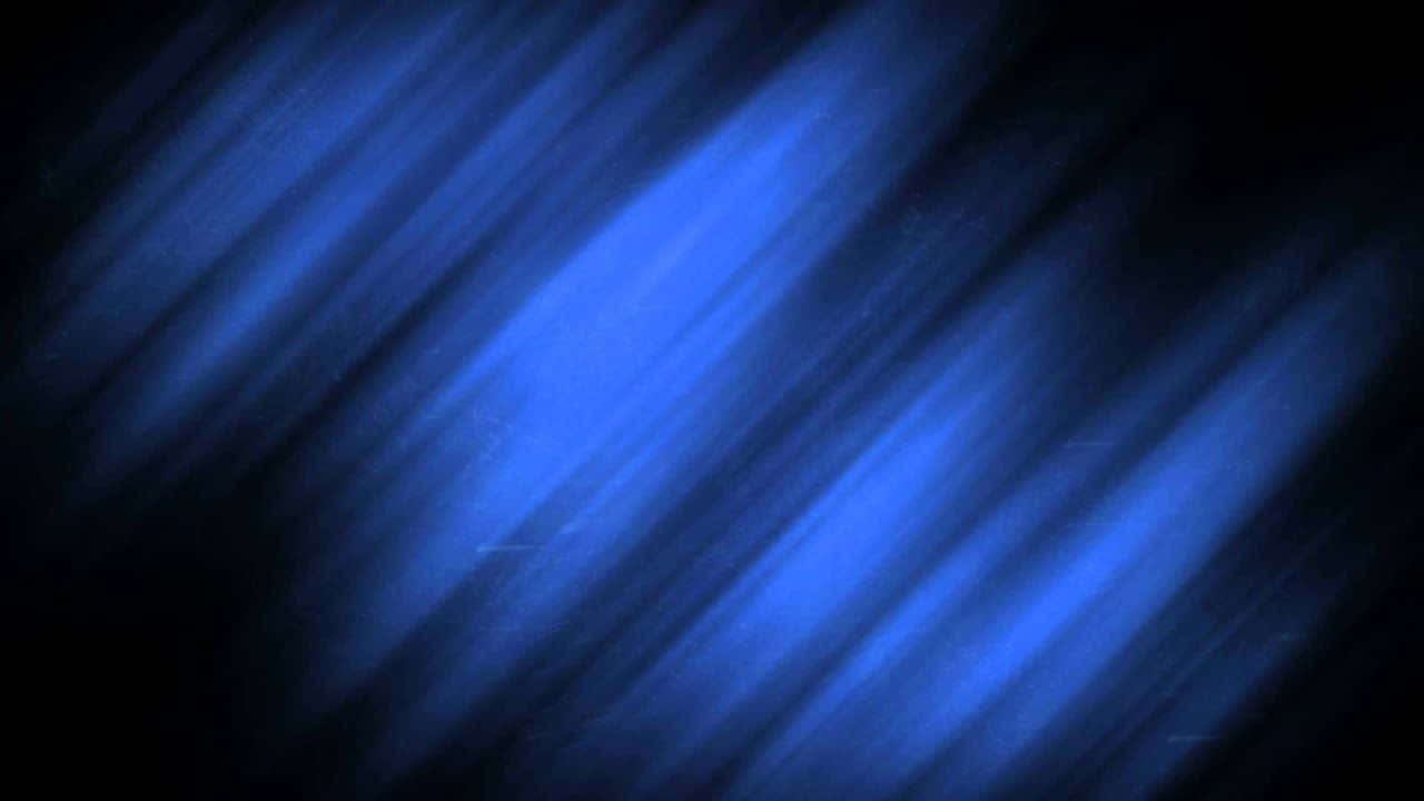黑色背景上的藍色光線 streaks 壁紙 — 充滿活力的藍色光線以對角線條紋在深黑色背景上放射，營造出動態的抽象光芒。