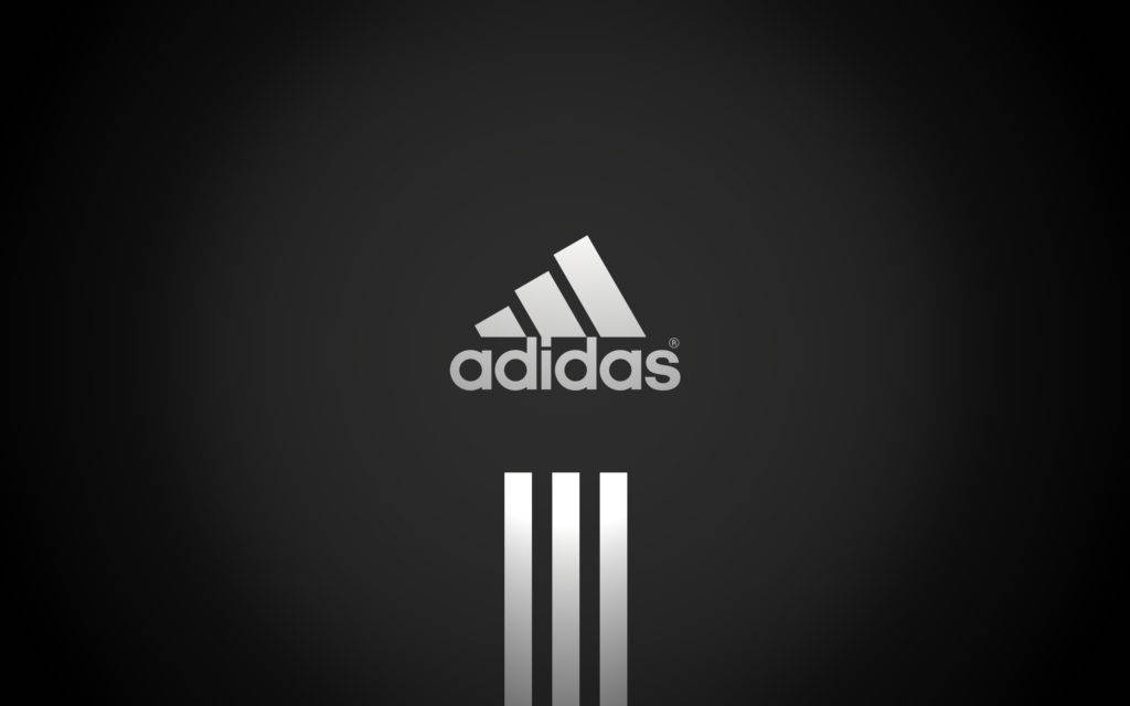 黑色背景上的阿迪達斯 iPhone 標誌 壁紙 — Adidas 標誌以銀色漸變色居中顯示，背景為深灰色漸變色。