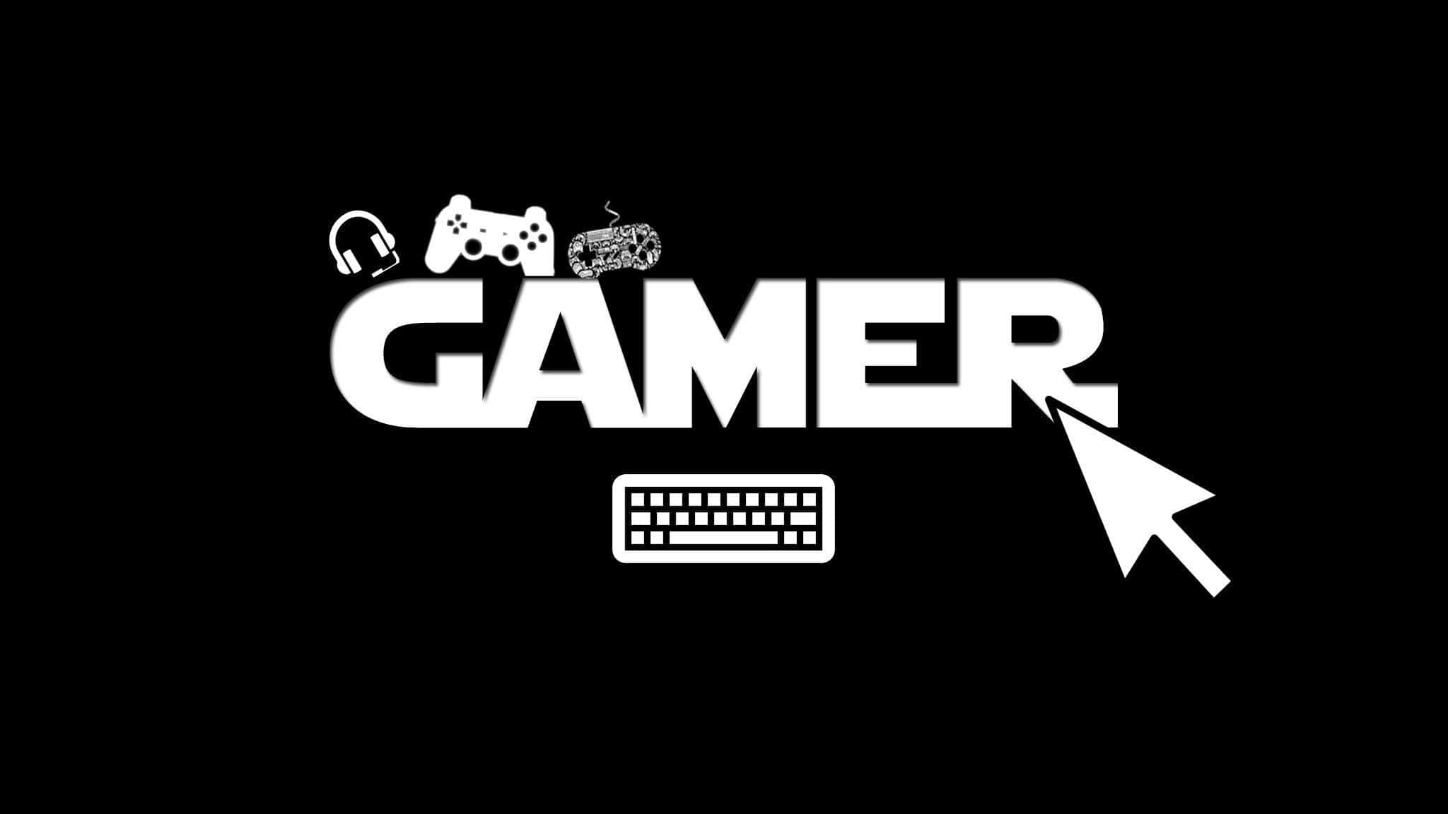 channel 桌布 壁紙 — 黑色背景上粗體白色「GAMER」文字，周圍環繞著遊戲圖標，如控制器、鍵盤和鼠標光標。
