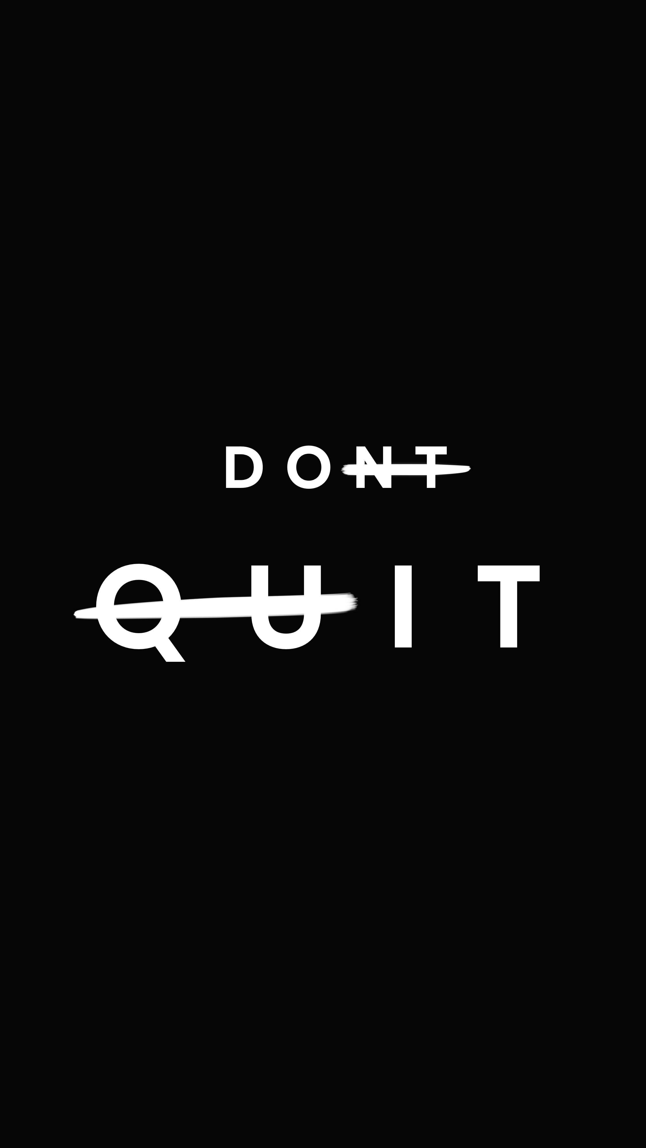 黑色動態圖 桌布 壁紙 — 黑色背景上粗體白色文字寫著「DON'T QUIT」，並以極簡設計劃掉「T」和「Q」。