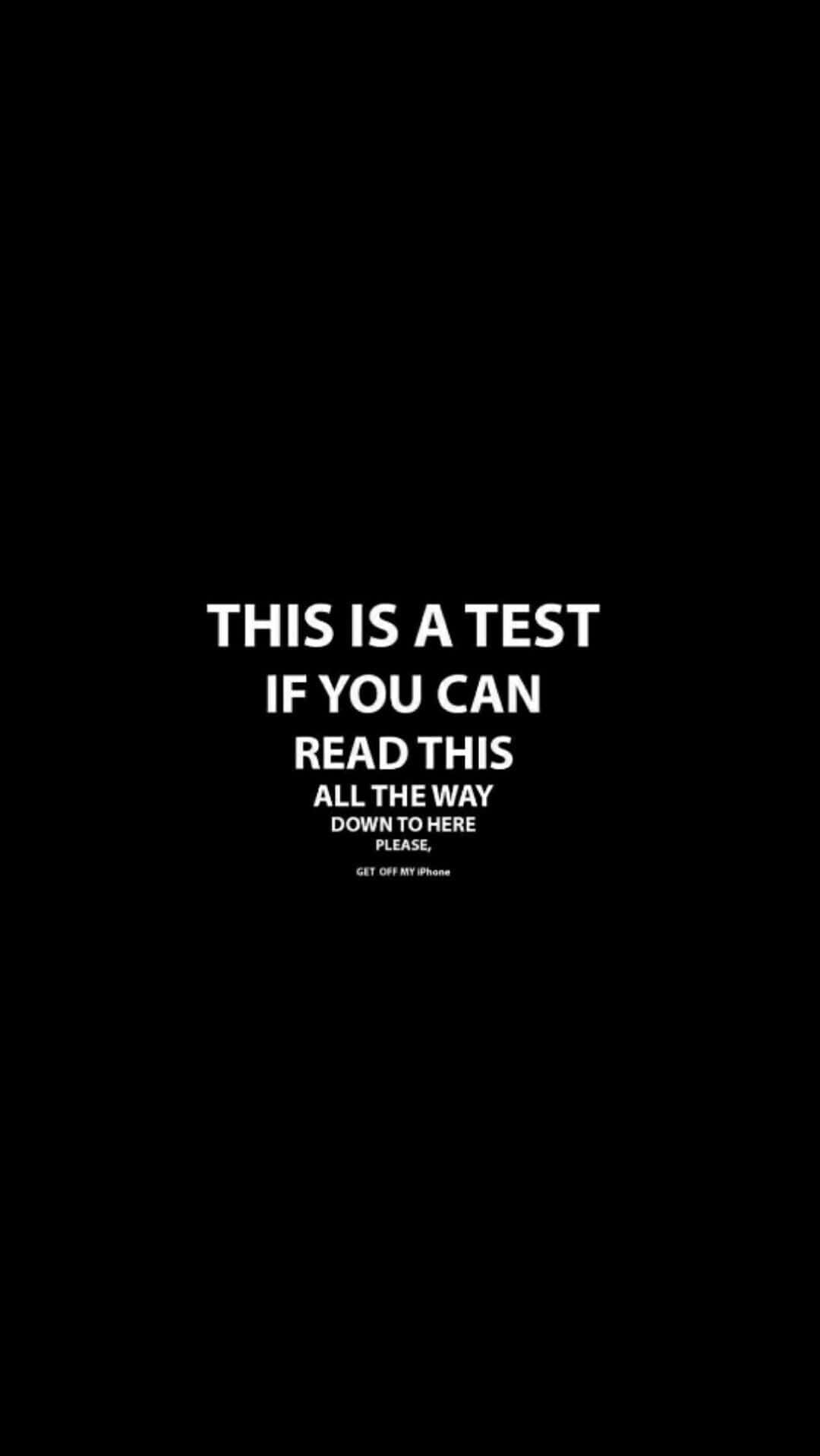 黑色 iPhone 壁紙 桌布 壁紙 — 黑色背景上粗體白色文字寫著「THIS IS A TEST IF YOU CAN READ THIS ALL THE WAY DOWN TO HERE PLEASE GET OFF MY IPHONE」