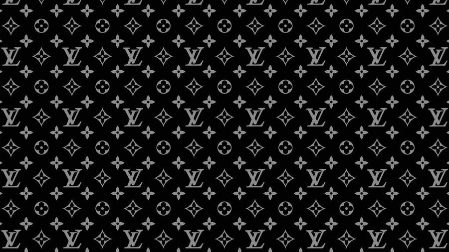路易威登 桌布 壁紙 — 黑色背景上重複的單色 Louis Vuitton 字母圖案，帶有交錯的 LV 標誌和花卉圖案。