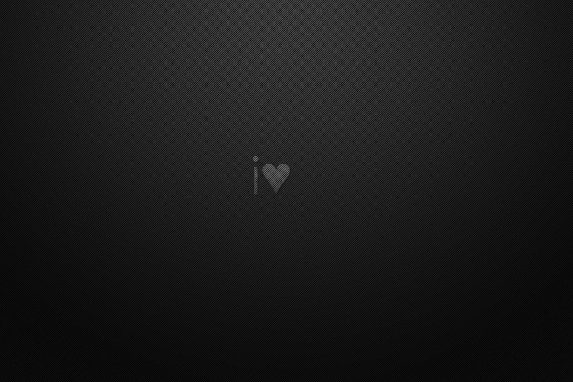 黑色紋理背景，中央有一個模糊的 i heart 符號。