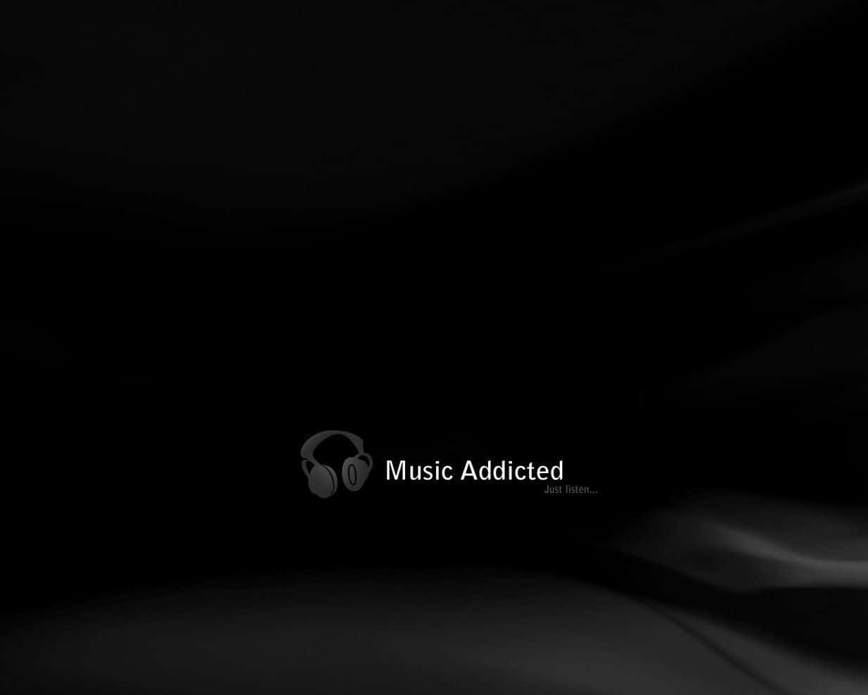 深色背景，白色文字 Music Addicted 和耳機圖示