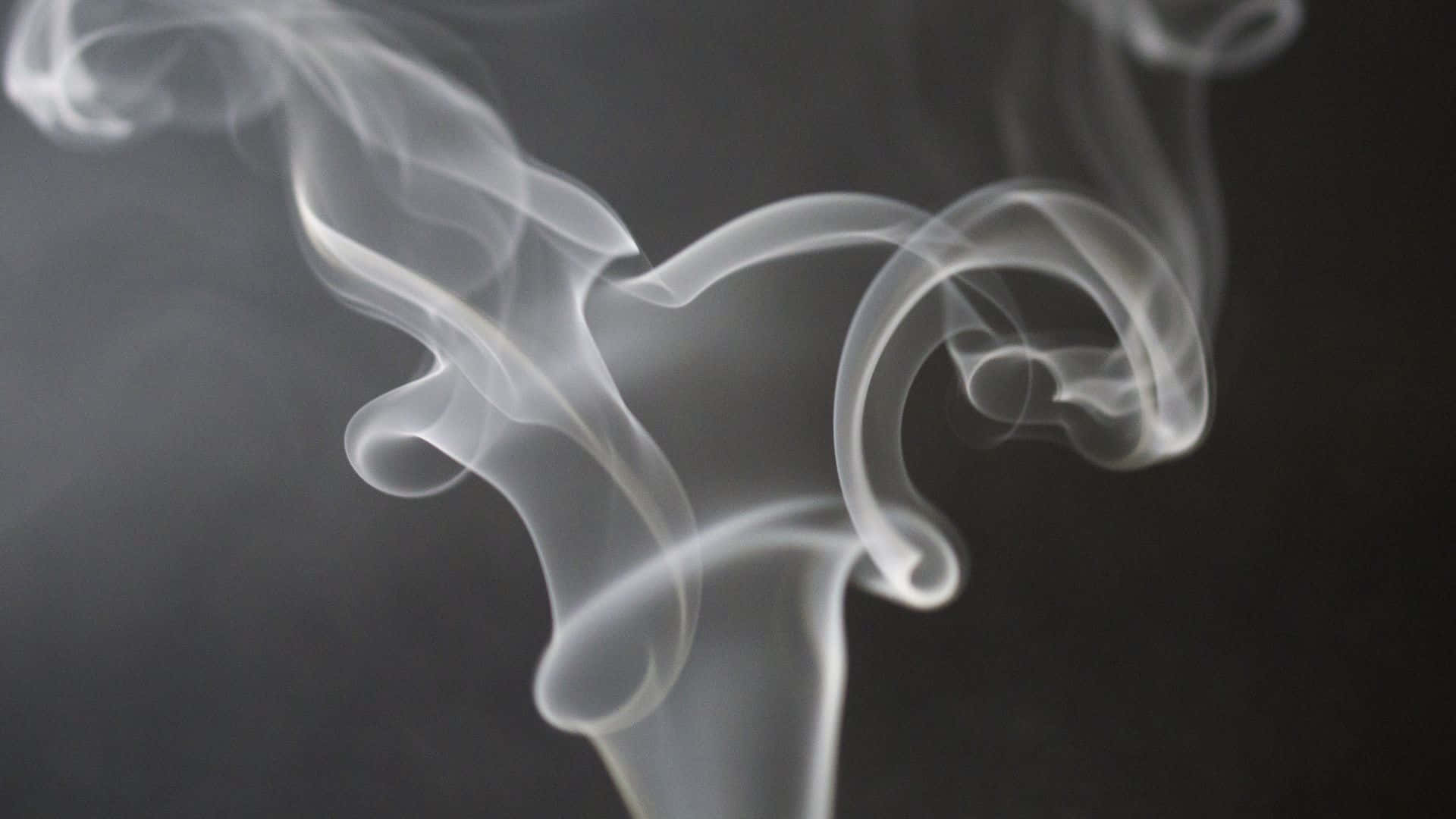 黑色背景中升起白色煙霧 壁紙