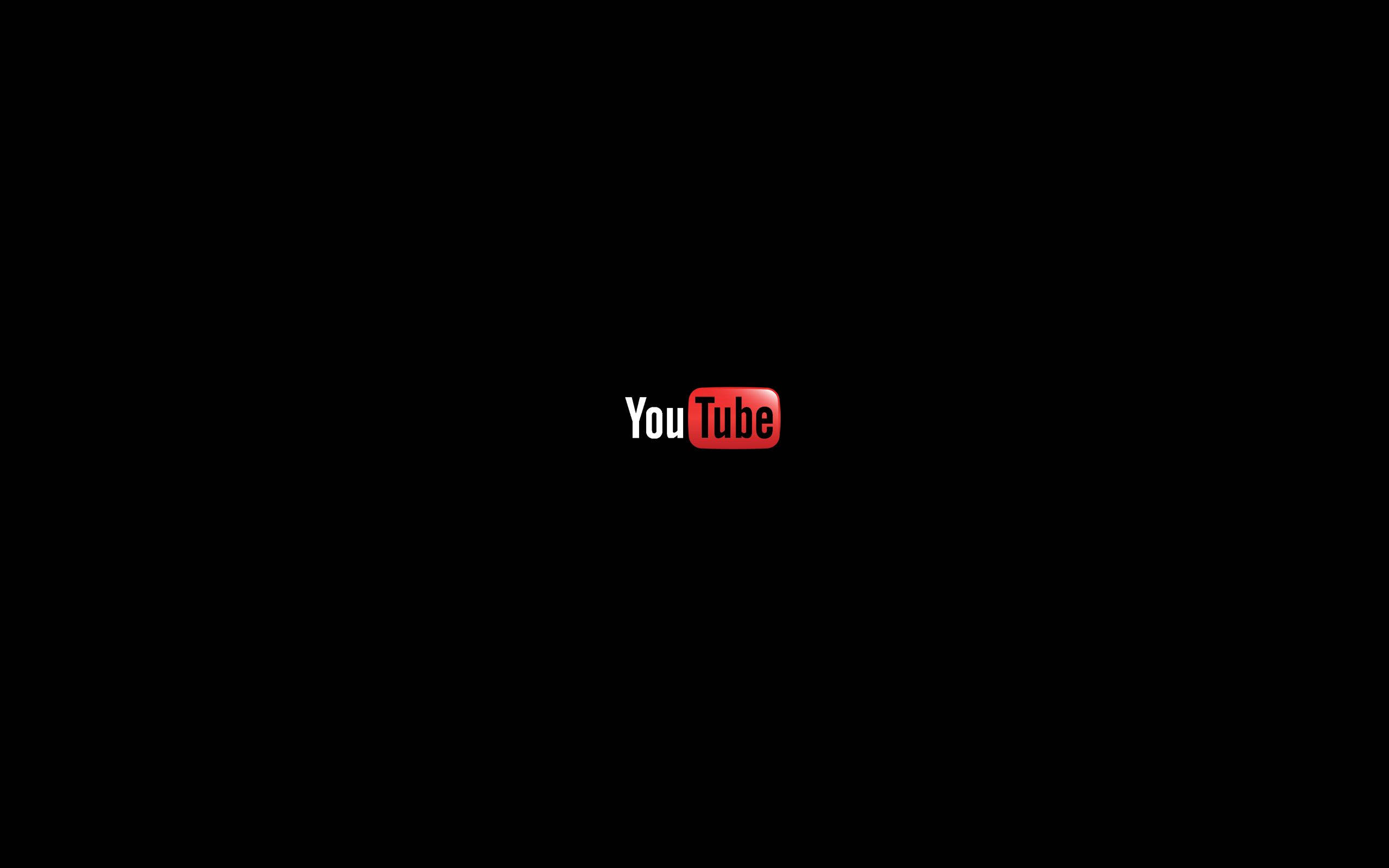 黑色背景中央小尺寸 YouTube 標誌 壁紙 — YouTube 標誌居中於純黑色背景上，帶有白色和紅色文字。