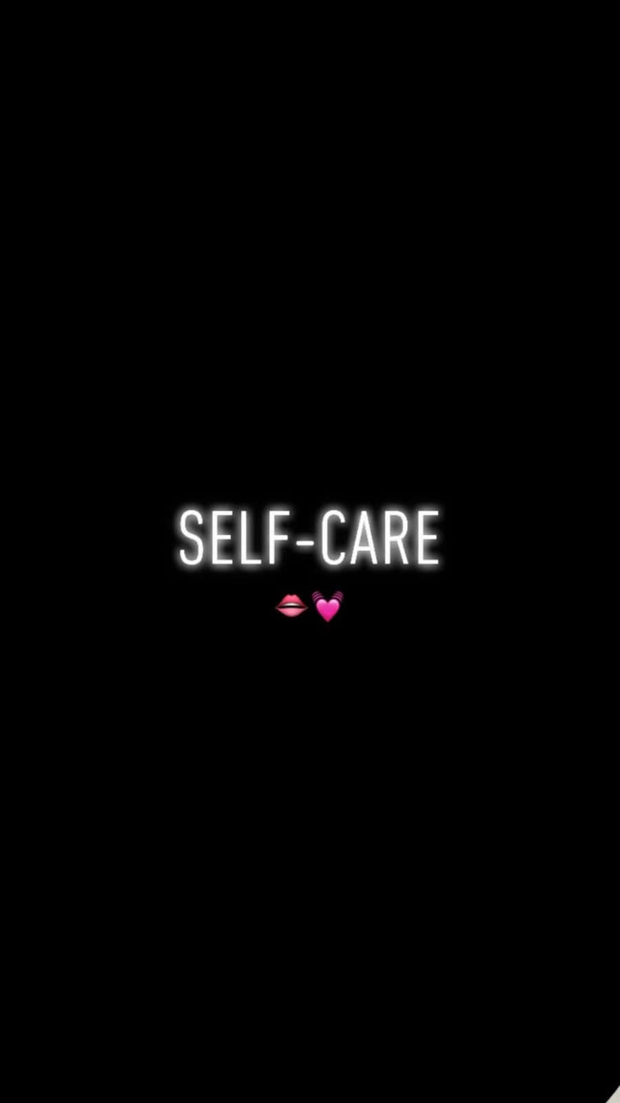 Self Care 桌布 壁紙 — 黑色背景中央有粗體發光白色文字「SELF-CARE」，下方有粉紅色嘴唇和心心表情符號。