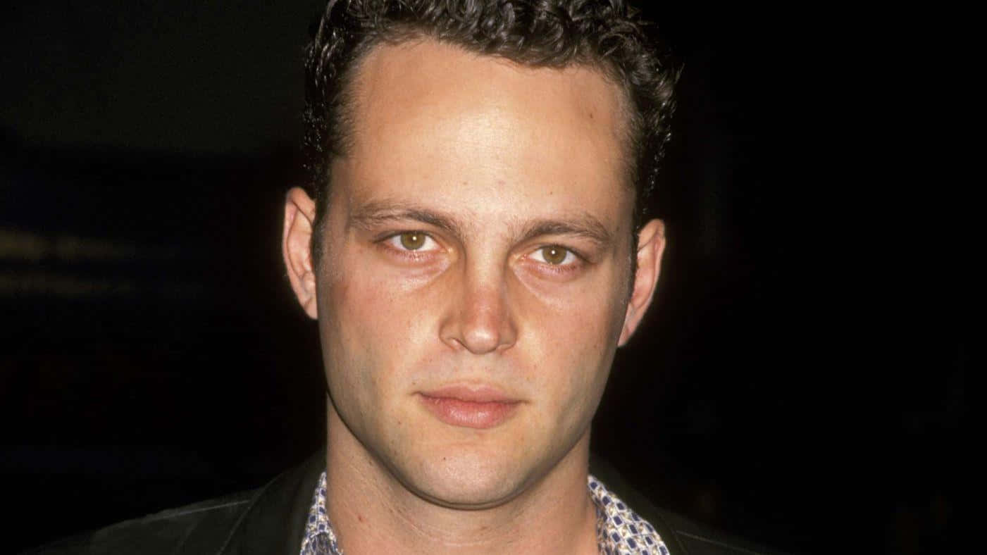 Vince Vaughn 桌布 壁紙 — 黑色背景前，一個擁有深色捲髮和強烈眼神的男士特寫肖像。