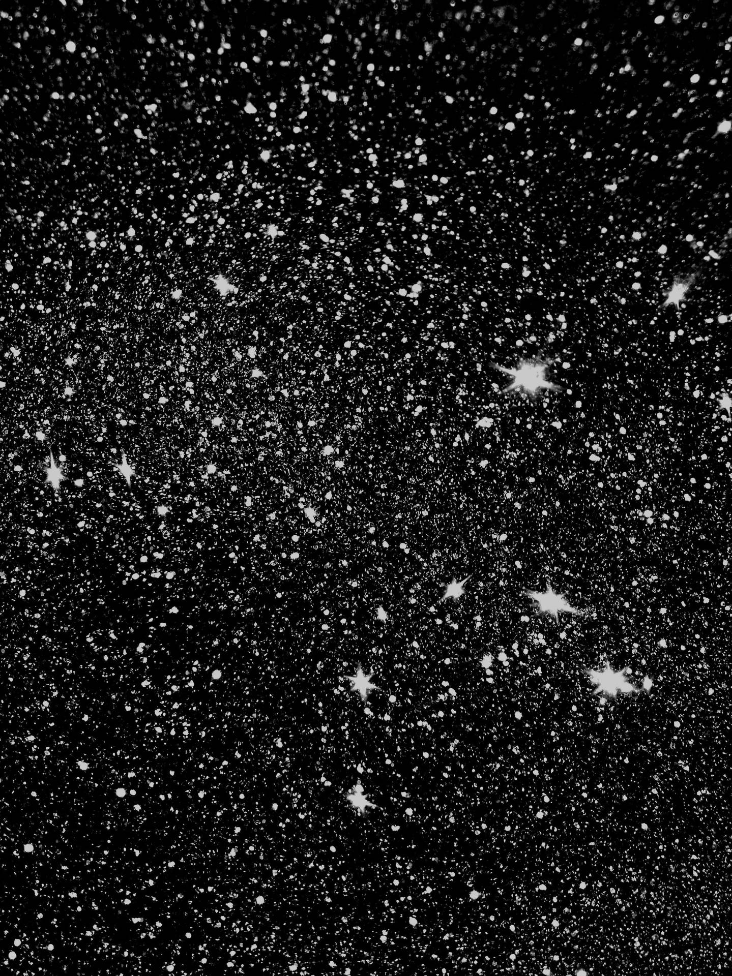 一個星場，有明亮的星星和微弱的宇宙塵埃，在深空中。