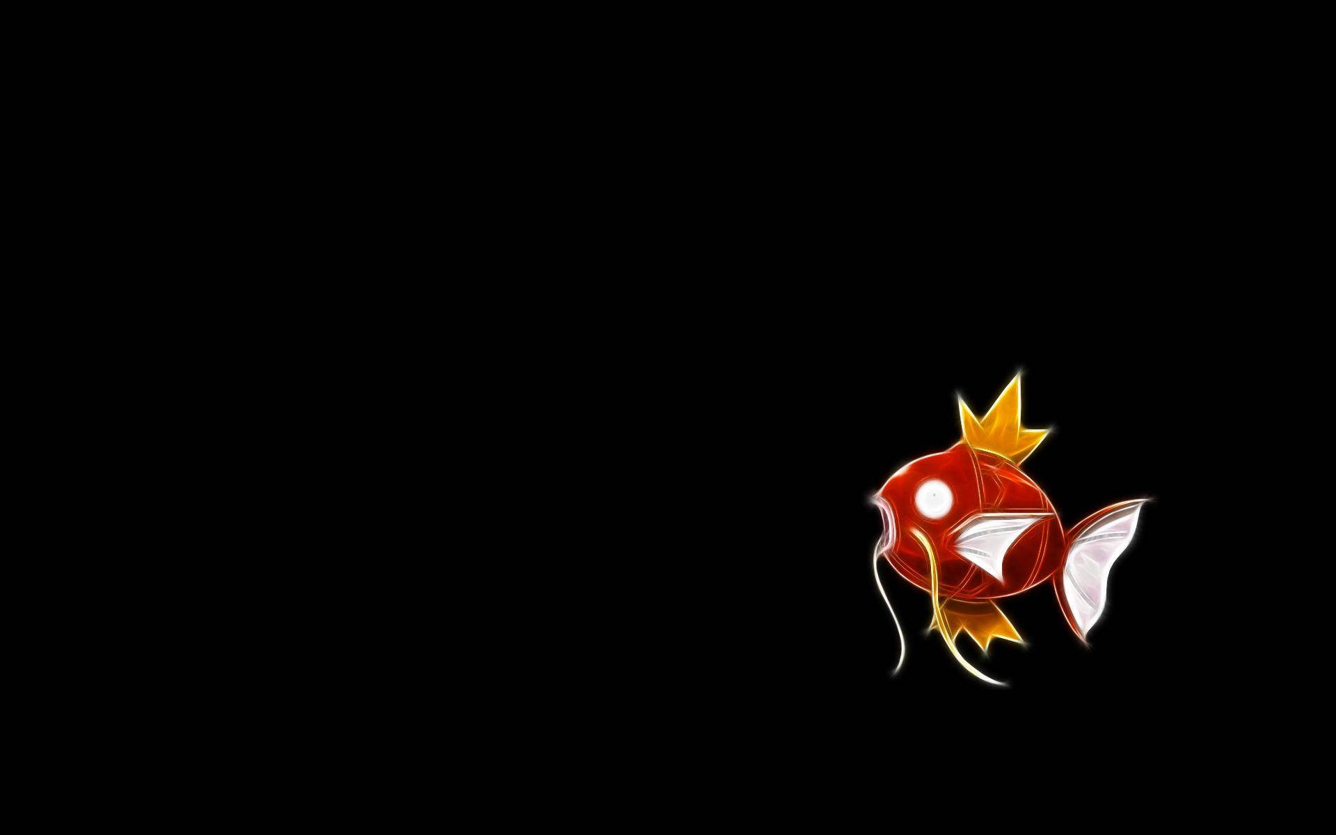 一條戴著皇冠的紅魚，魚鰭發光，背景黑色。