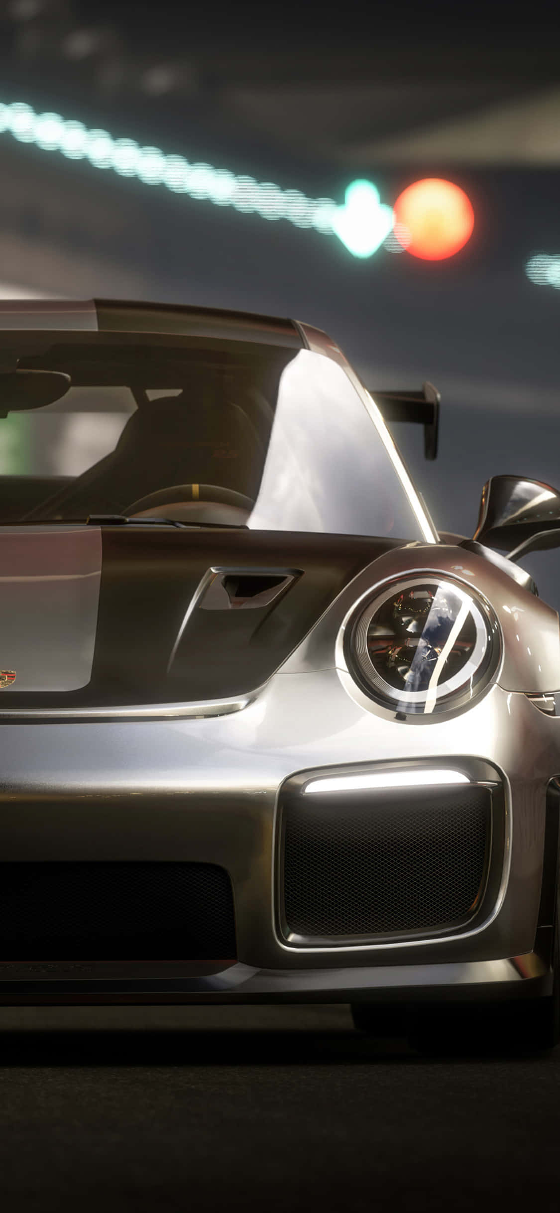 黑色與灰色保時捷 911 iPhone X Forza Motorsport 7 背景 壁紙 — 一輛時尚的銀色跑車在夜晚的霓虹燈下閃耀，背景是模糊的交通信號燈。
