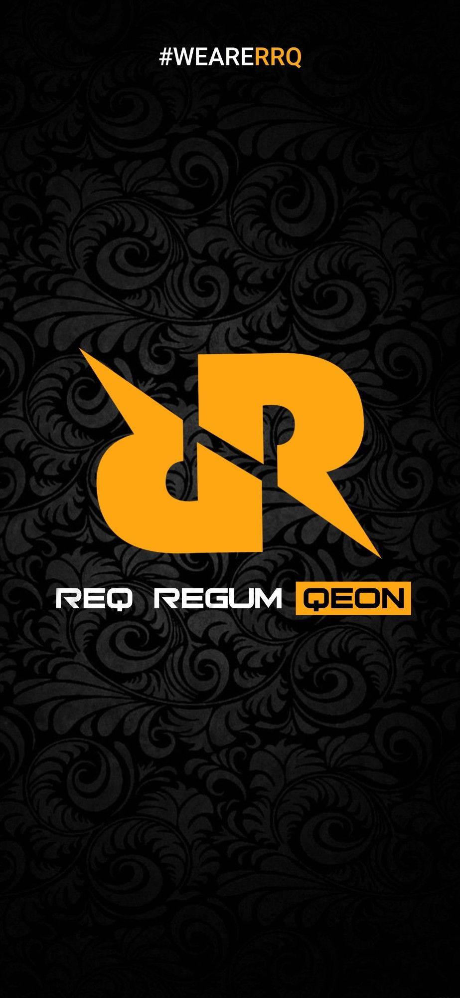 Team 桌布 壁紙 — 黑色華麗牆紙上帶有文字 REQ REGUM QEON 和標籤的大膽橙色風格標誌。