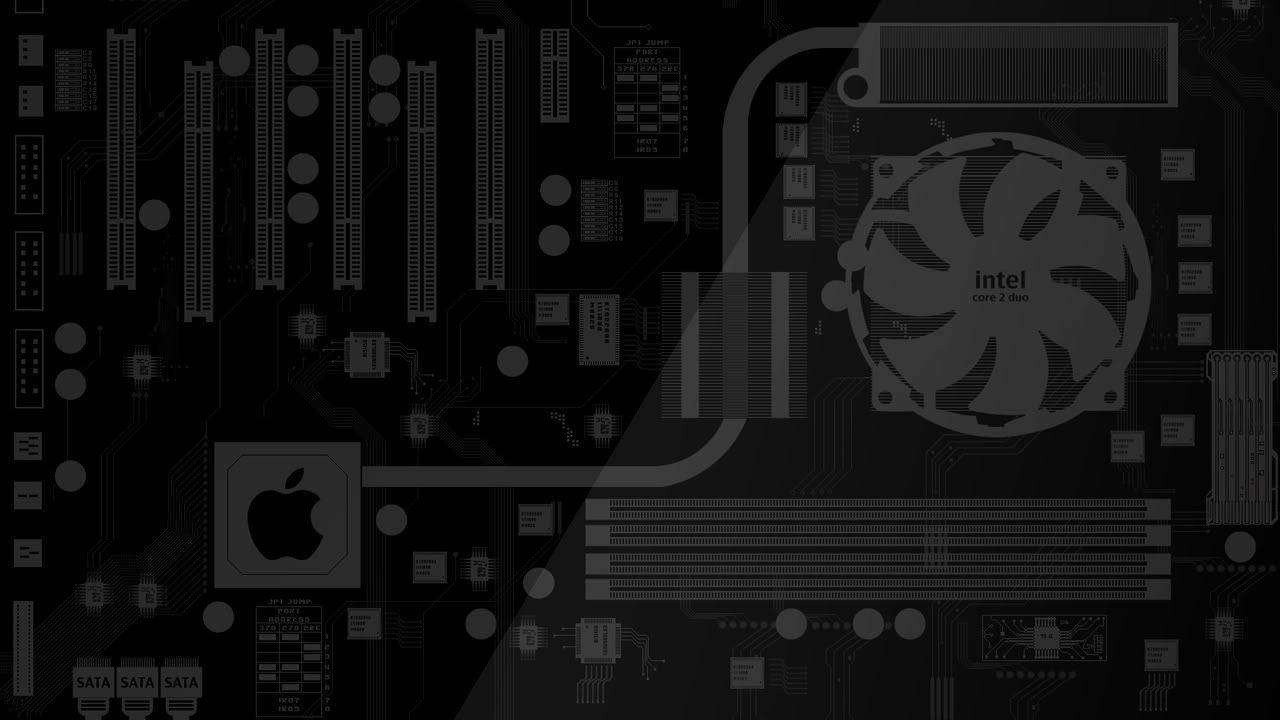 黑色蘋果主機板 壁紙 — 一張單色科技桌布，展示主機板電路板上的 Intel Core 2 Duo CPU 風扇和 Apple 標誌。