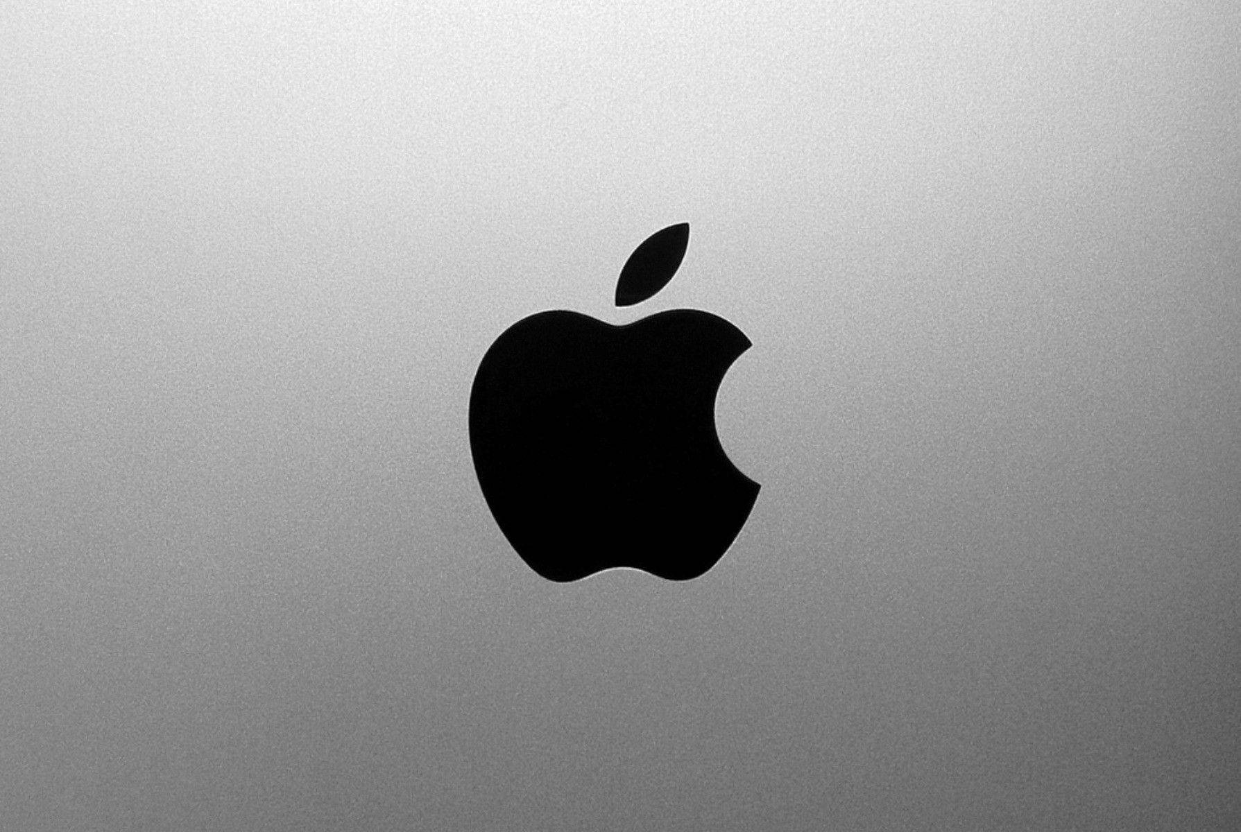 銀色筆記本電腦蓋上的黑色Apple標誌