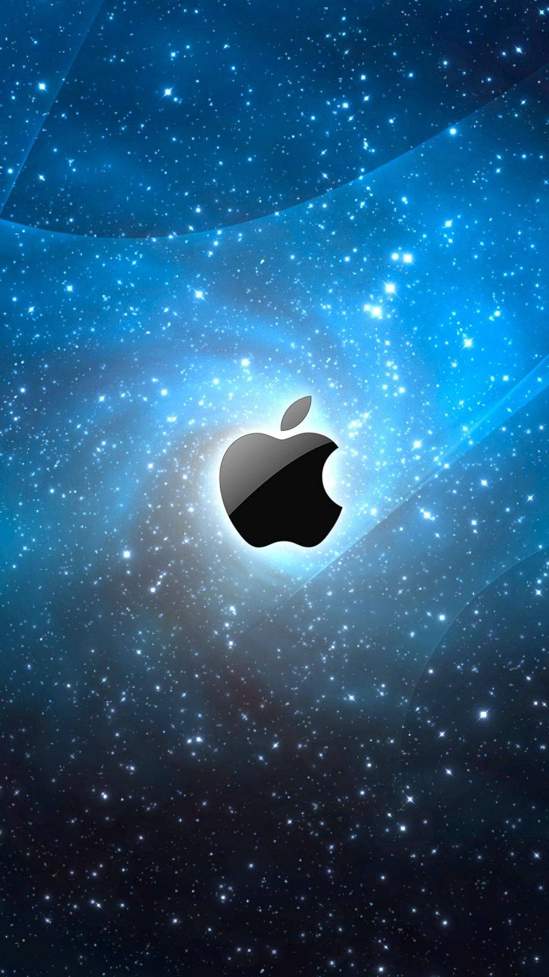 黑色蘋果標誌 iPhone 6s Plus 壁紙 — 一個時尚的黑色Apple標誌漂浮在充滿活力的藍色星空之中，伴隨著發光的宇宙射線和散落的星星。