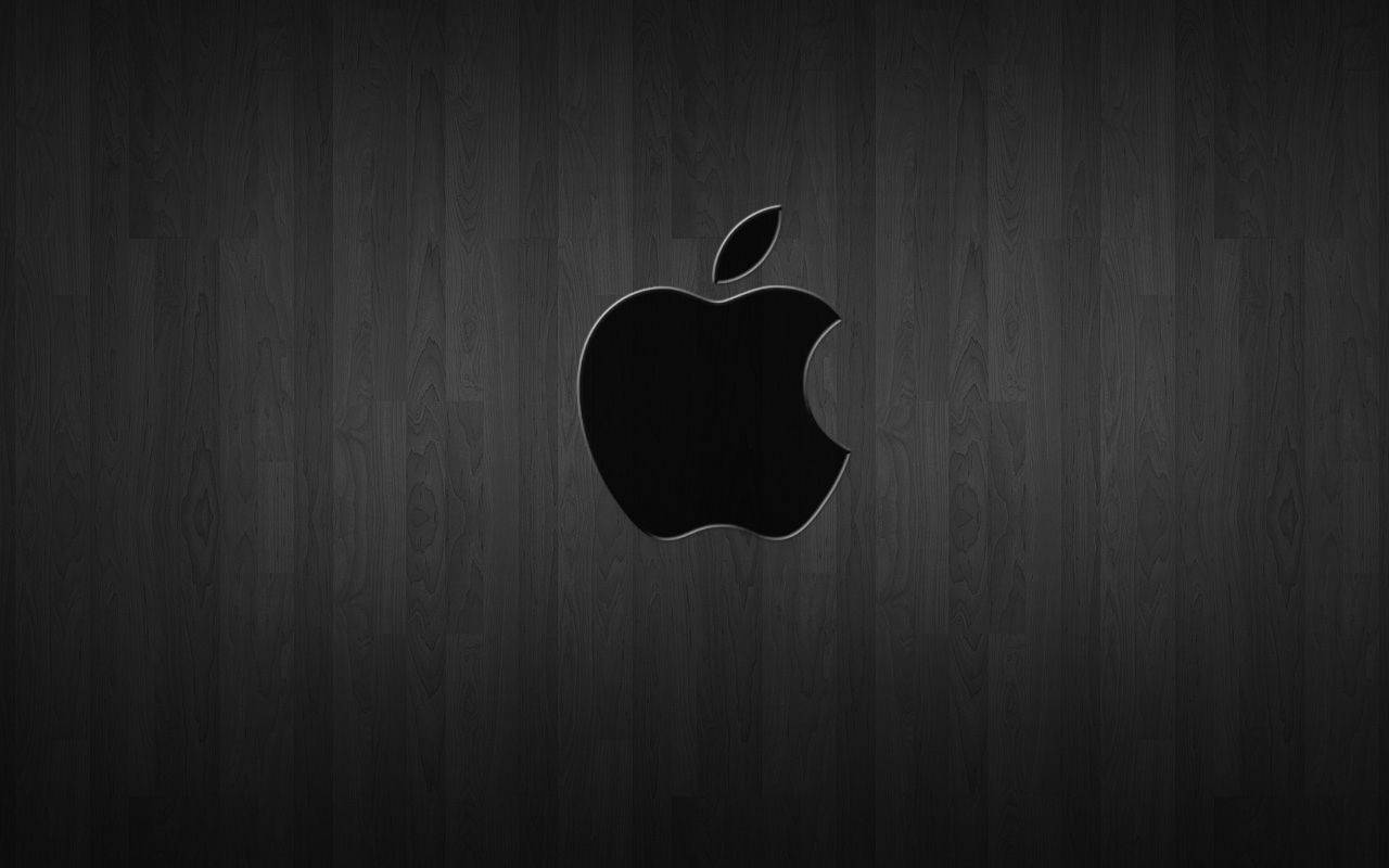 黑色Apple標誌在深色木紋背景上。