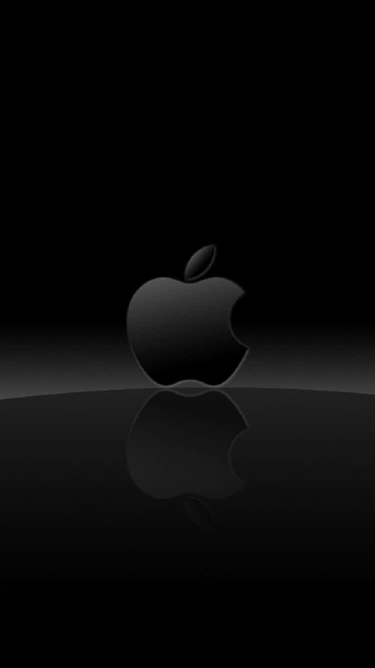 黑色Apple標誌在光滑表面上的反射。 — 蘋果 壁紙