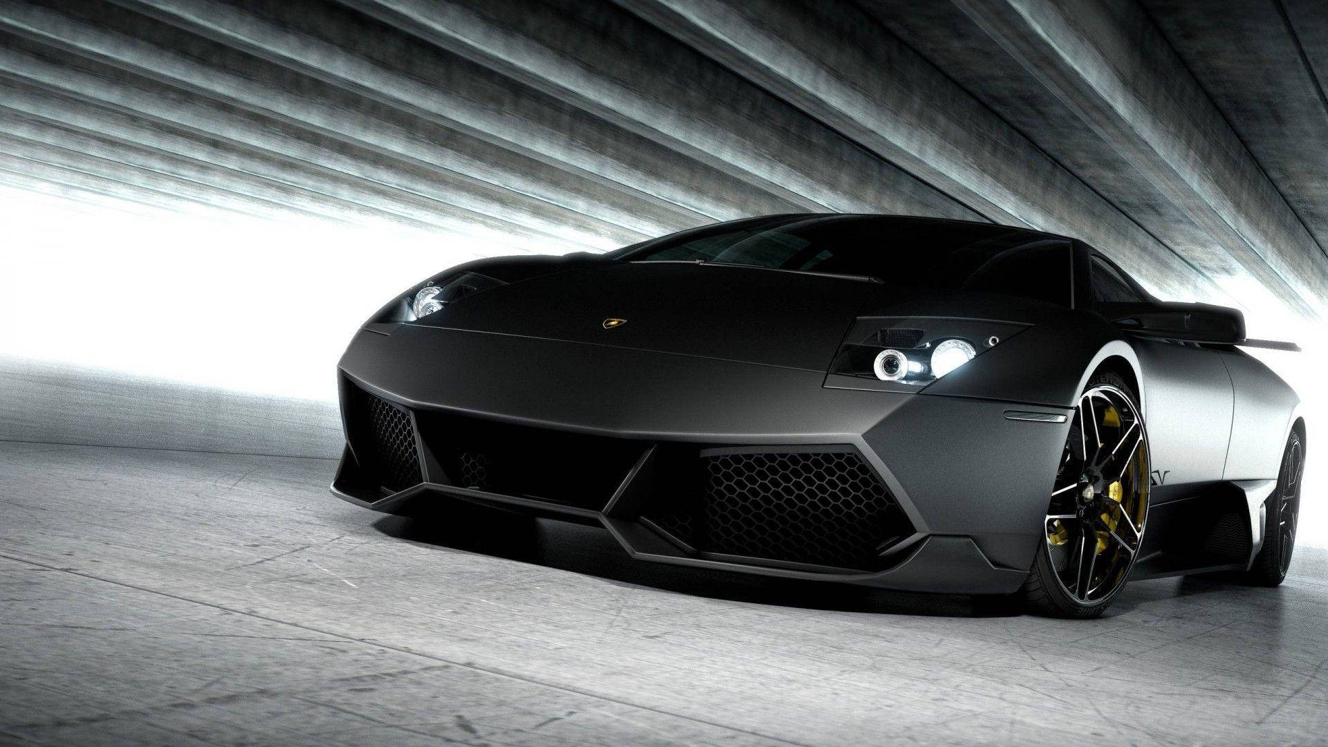 黑色蘭博基尼Aventador全高清汽車壁紙 壁紙 — 一輛啞光黑色的林寶堅尼Reventon跑車在混凝土隧道中，在戲劇性的燈光下閃閃發光。