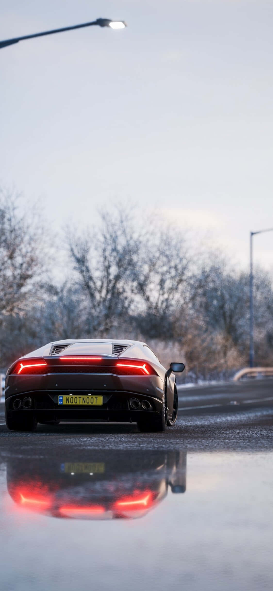 黑色蘭博基尼Huracán iPhone X《極限競速7》背景 壁紙 — 一架時尚黑色跑車，帶有發光的紅色尾燈，在蒼白的冬日天空下反射在潮濕的路面上。