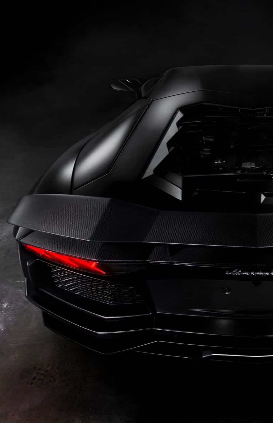 啞光黑色林寶堅尼 Aventador 配紅色尾燈，在黑暗攝影棚中
