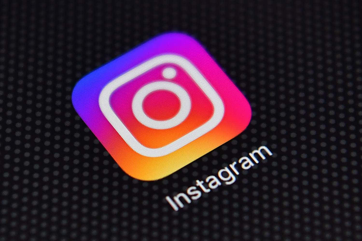 黑色螢幕上的Instagram標誌 壁紙