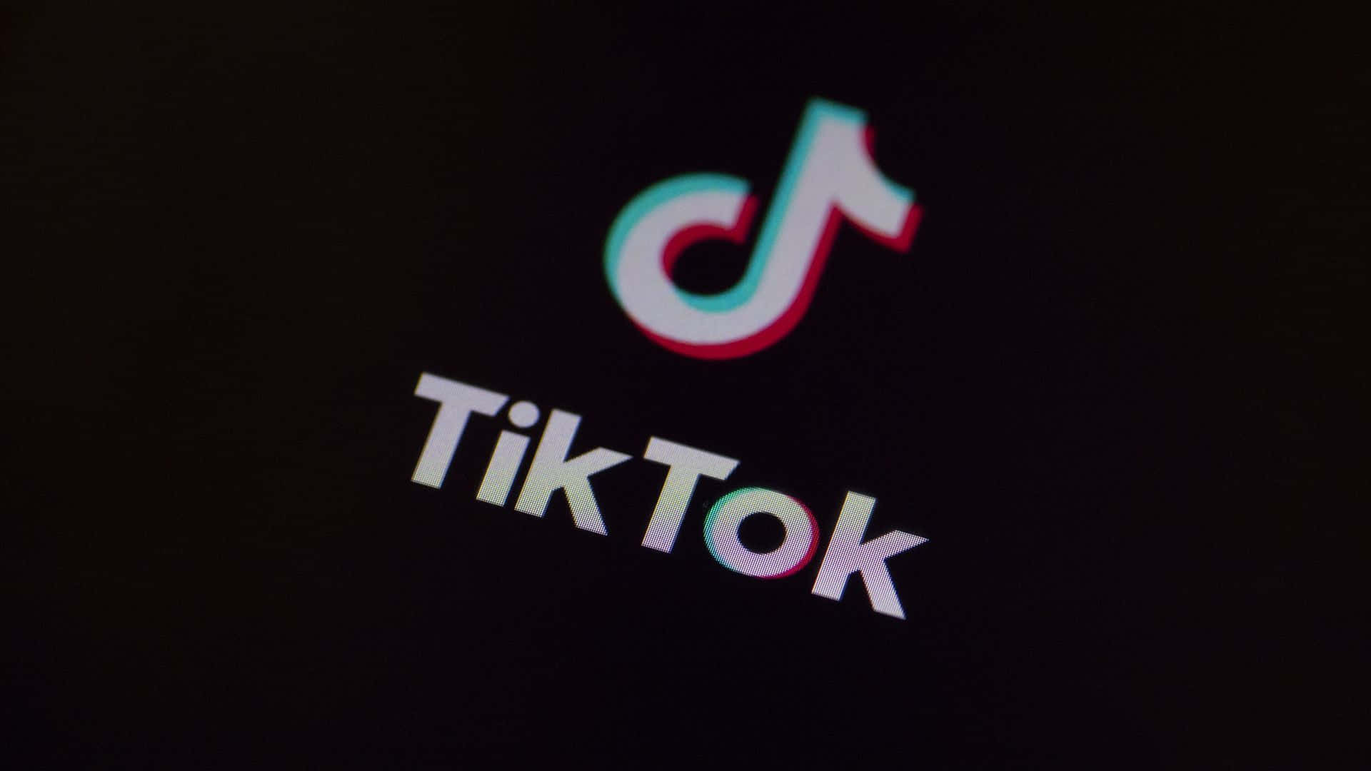 TikTok 應用程式標誌在黑暗屏幕上發光