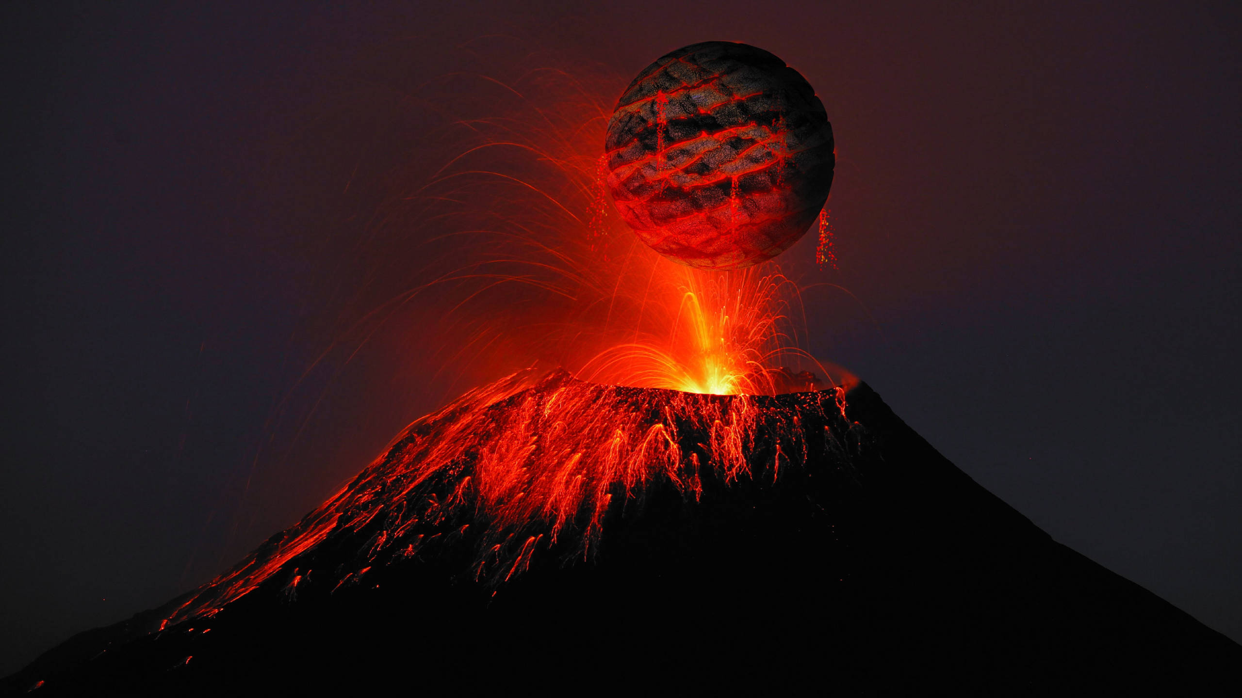 黑色行星懸於火山之上 壁紙 — 一座火山噴發出熾熱的熔岩和閃爍的火花，一顆發光的紅色行星懸浮在火山口上方，背景是黑暗的天空。