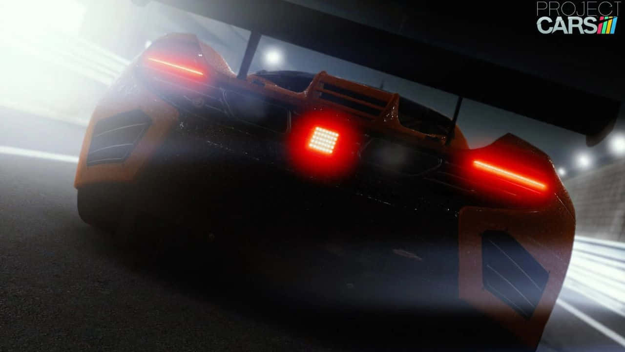黑色賽車 720p Project Cars 背景 壁紙 — 一輛時尚的橙色賽車在昏暗的隧道賽道上飛馳，其發光的紅色尾燈刺穿迷霧。