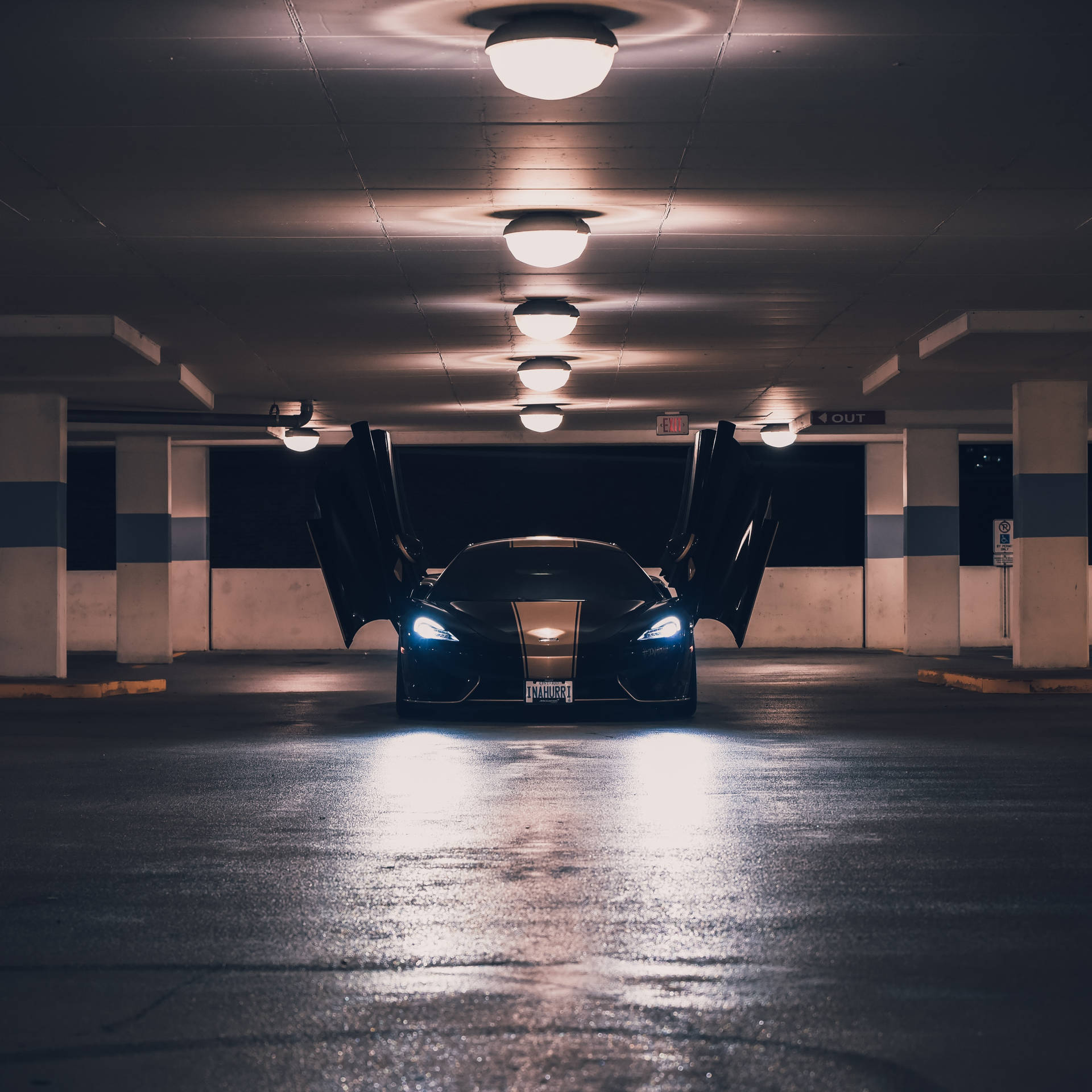 黑色跑車，打開鷗翼門，停在昏暗的地下車庫。