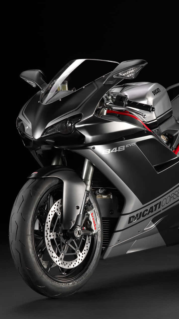 時尚的黑色Ducati電單車，帶有紅色點綴和銀色細節，在工作室燈光下。