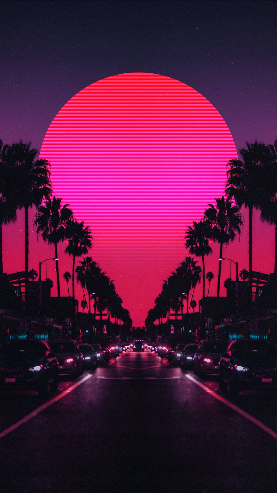 黑色道路粉紅天空最佳 HD 壁紙 — 帶有水平條紋的霓虹粉紅和紫色日落籠罩在一條種滿棕櫚樹、停滿汽車的城市街道上。