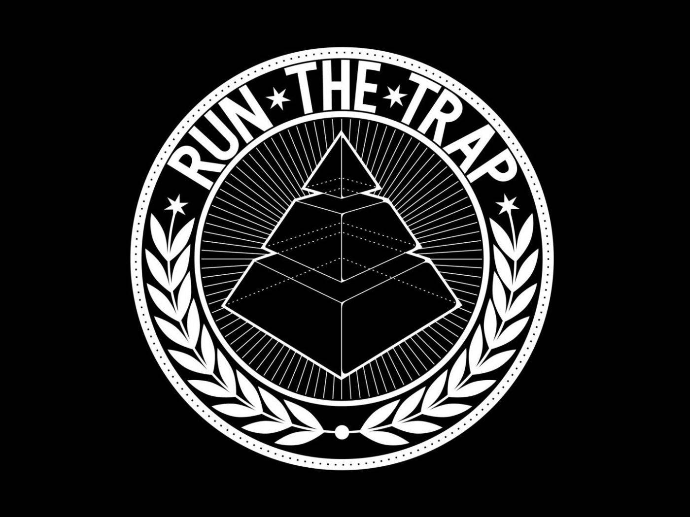 圓形標誌，帶有金字塔和月桂花環，寫著 run the trap